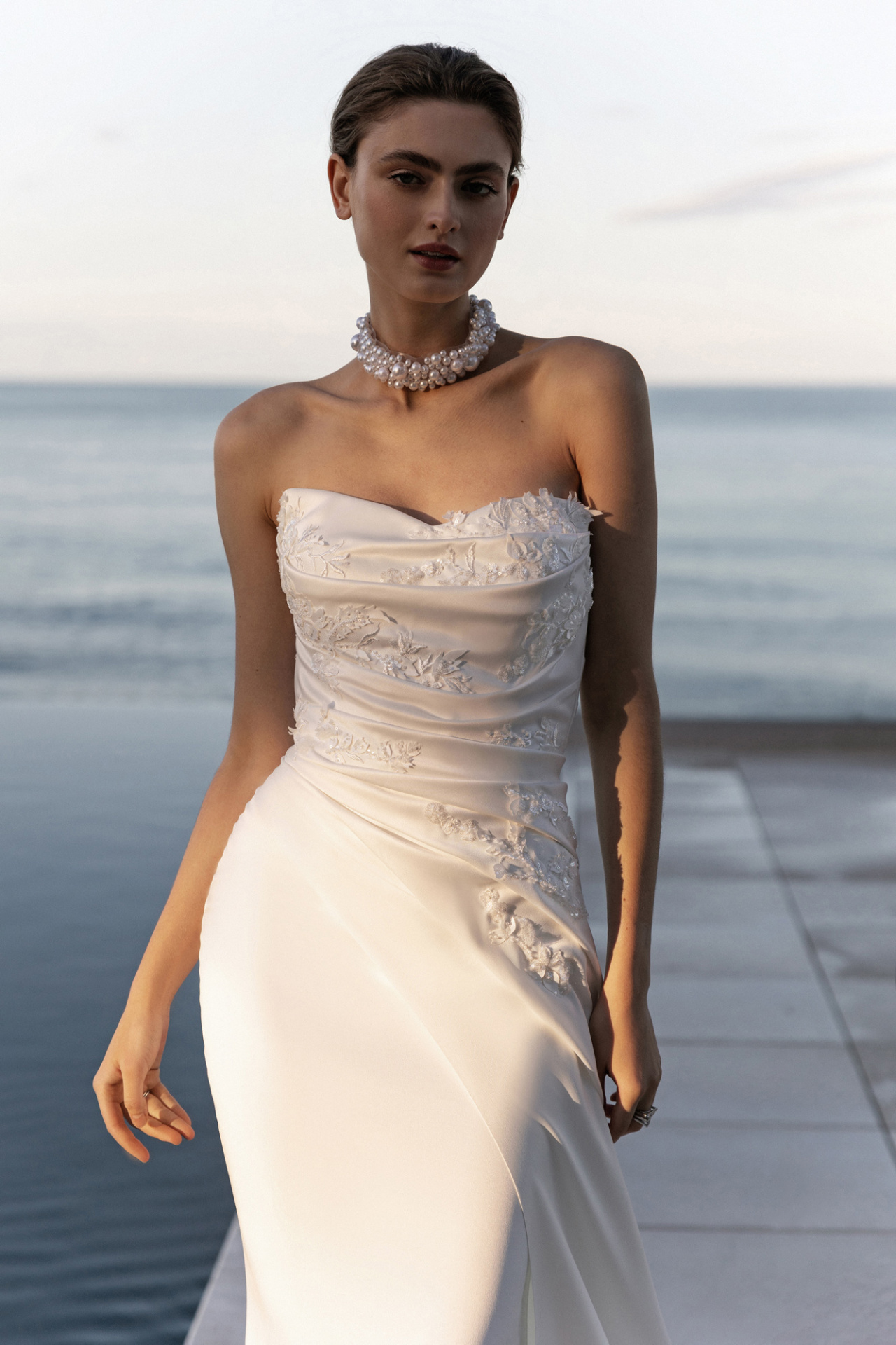 Атласное свадебное платье с кружевным декором фото