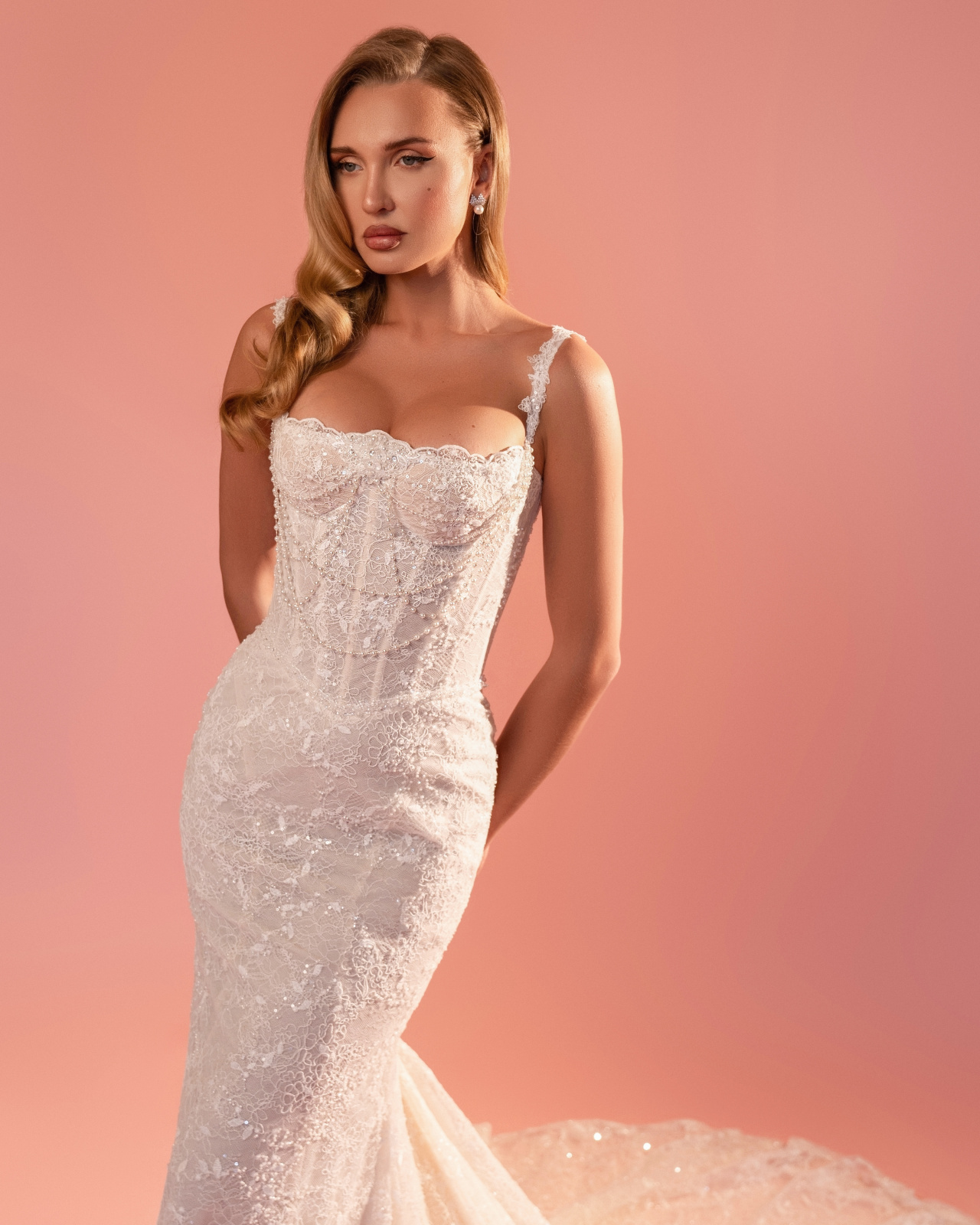 Роскошное кружевное свадебное платье на тонких бретелях фото