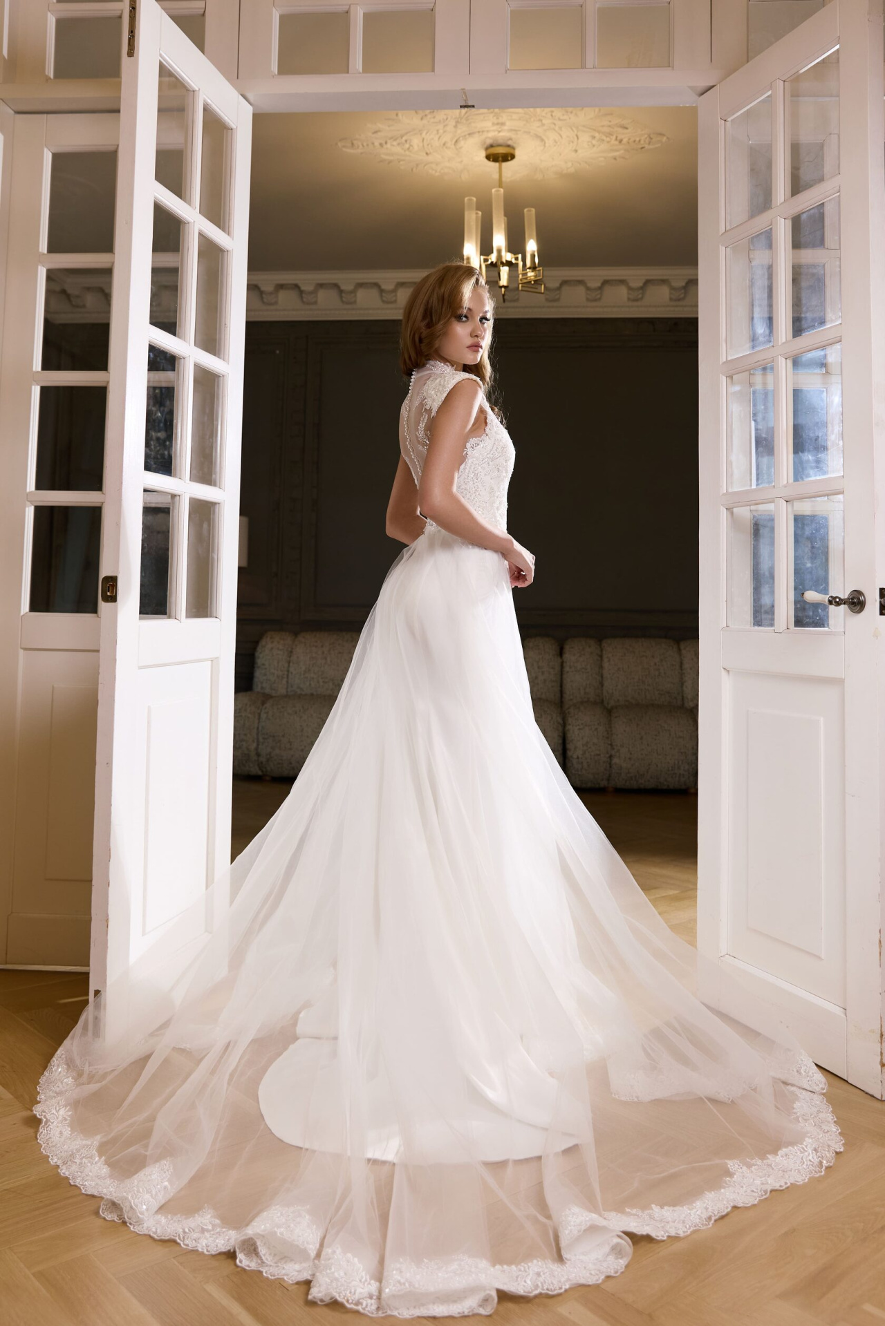 Классическое свадебное платье с кружевным корсетом и юбкой фото