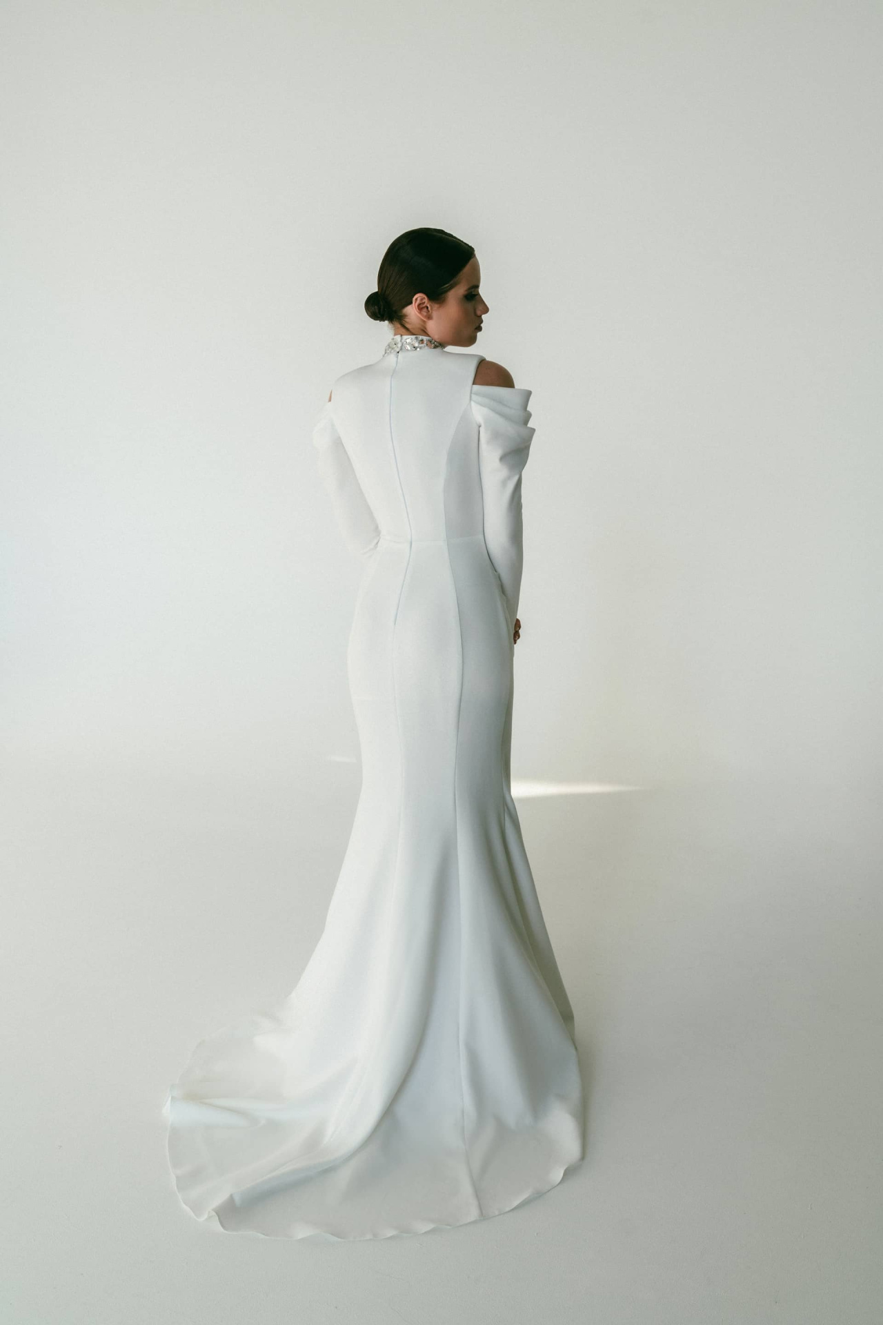 Минималистичное платье силуэта «Рыбка» фото