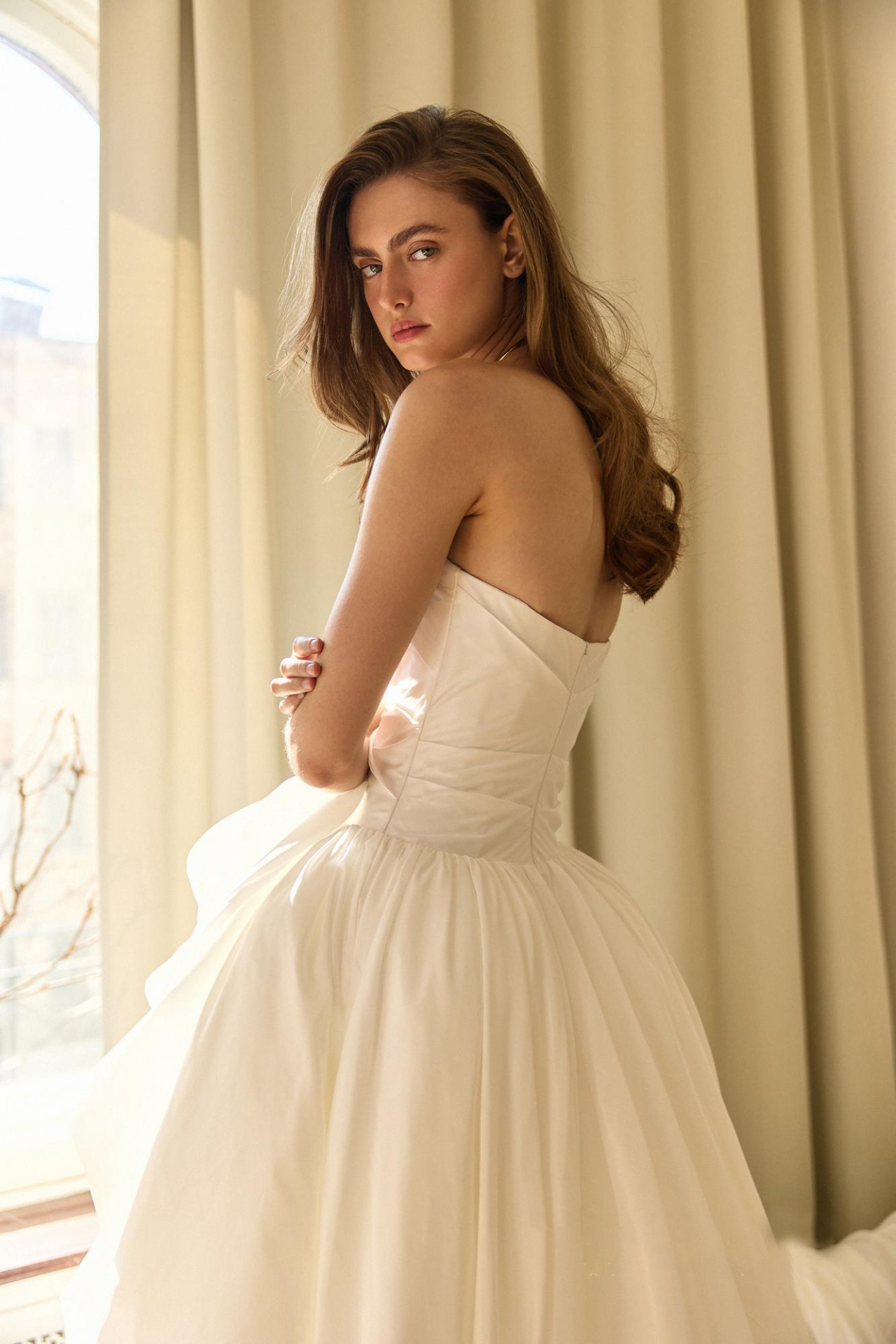 Пышное атласное свадебное платье с заниженой талией фото