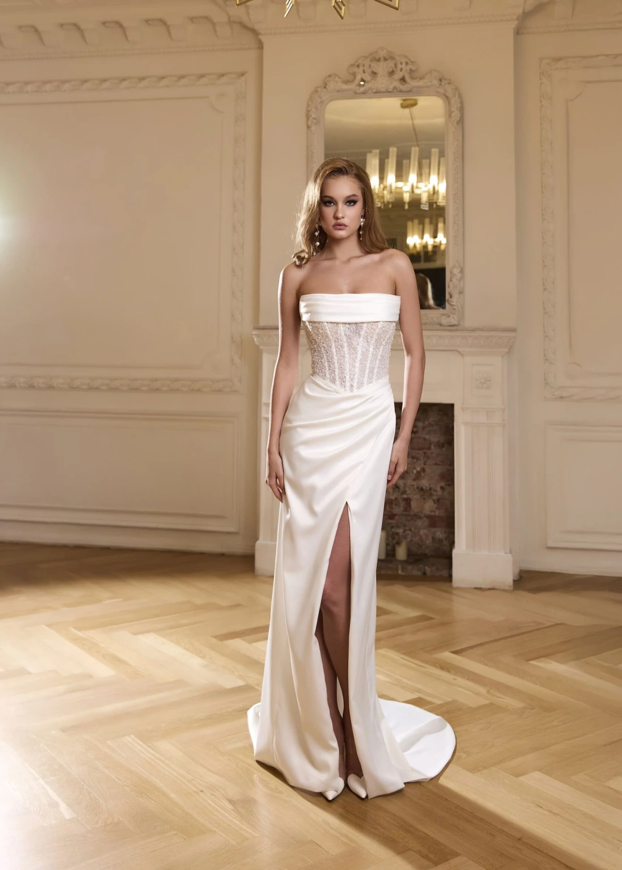 Свадебное платье с разрезом и полупрозрачным корсетом фото