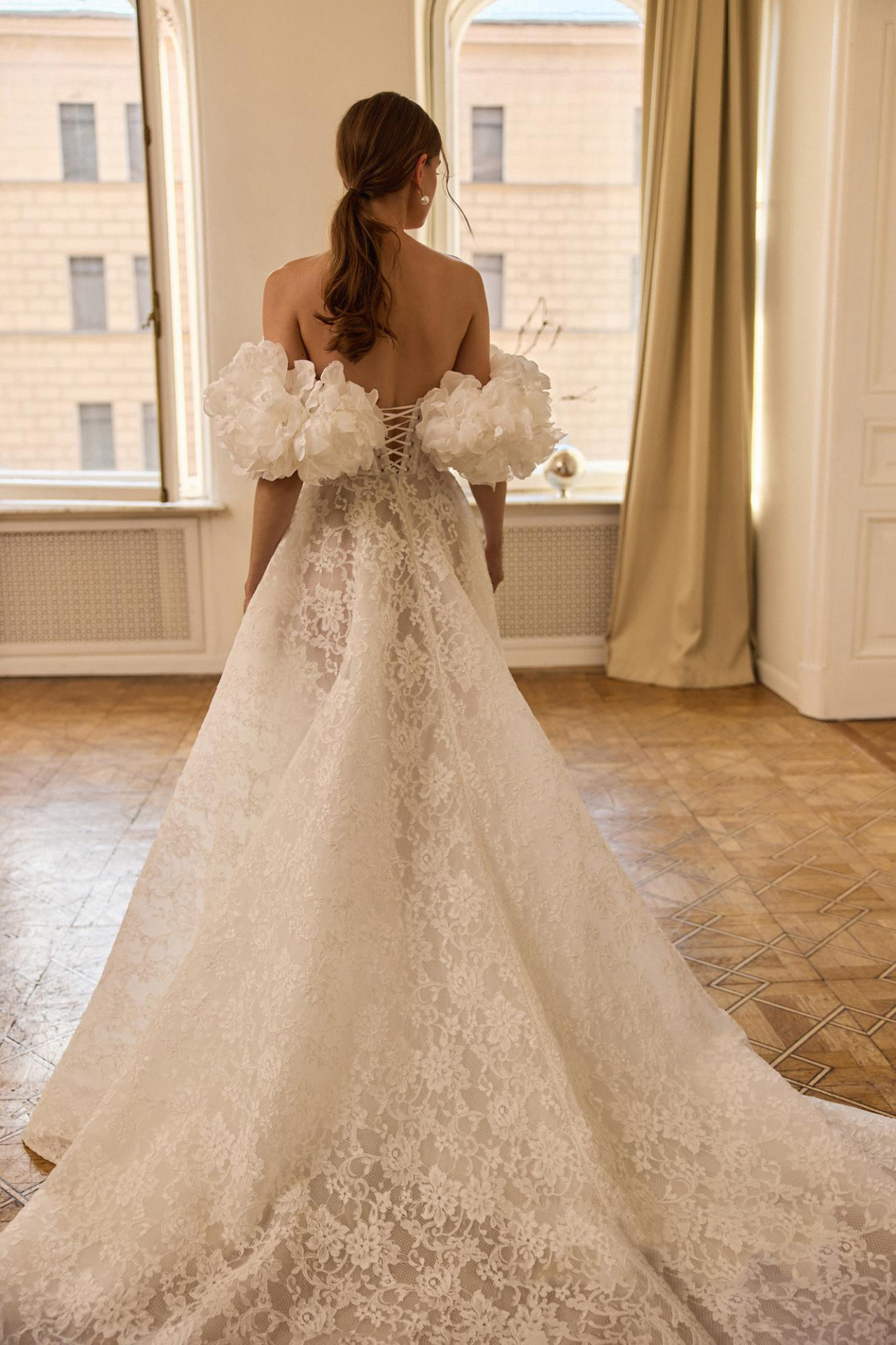 Свадебное платье из кордового кружева с цветочными бретелями фото