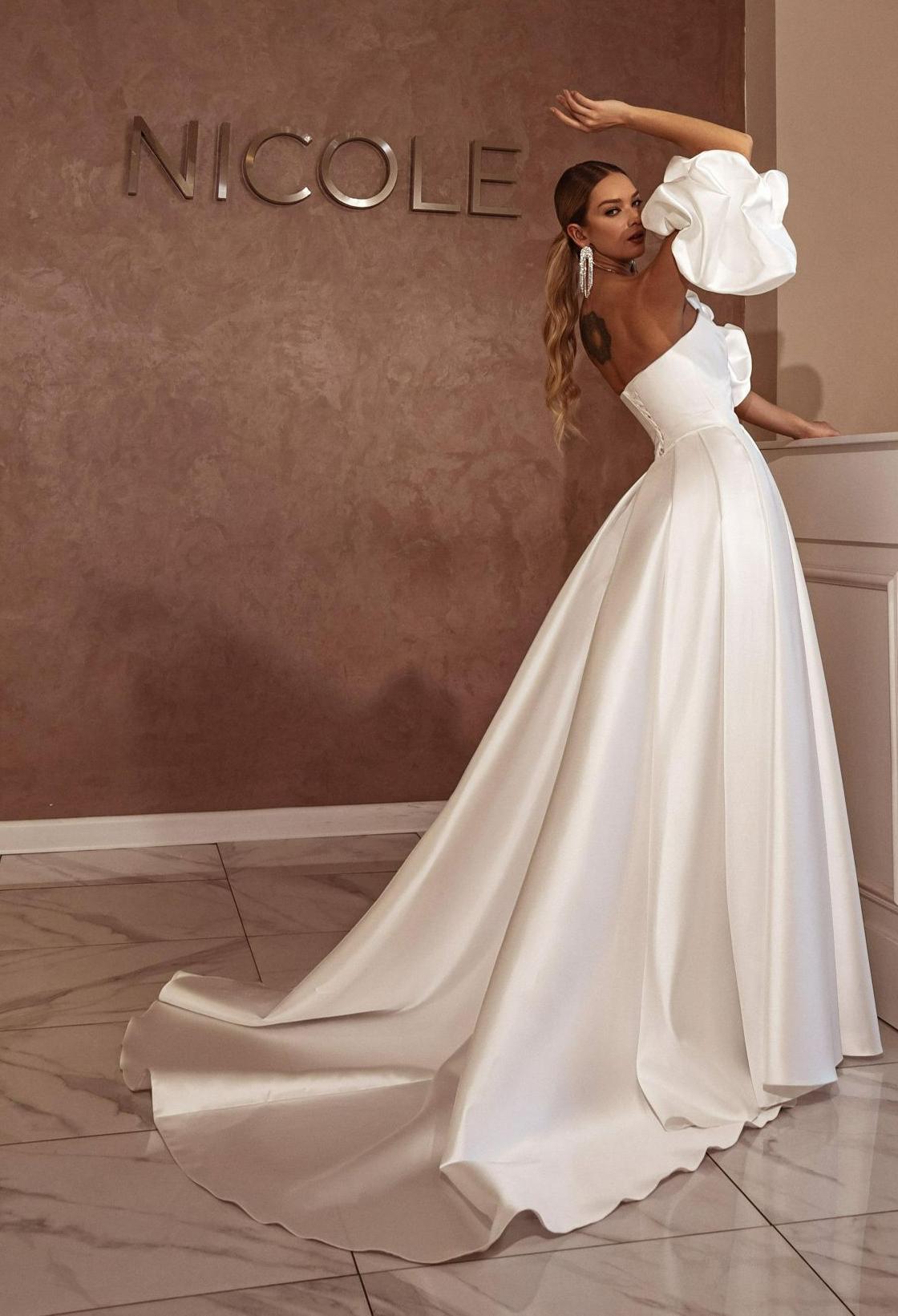 Белое свадебное платье с рукавами буфами фото