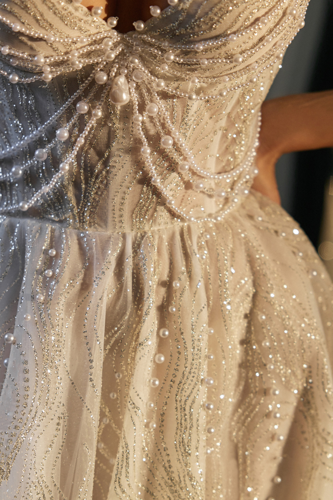 Роскошное свадебное платье декорированное жемчугом фото