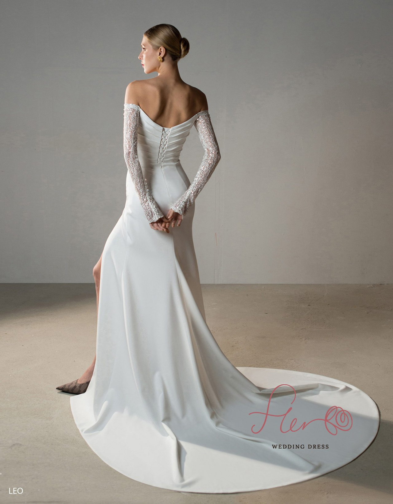 Атласное свадебное платье рыбка с рукавами фото