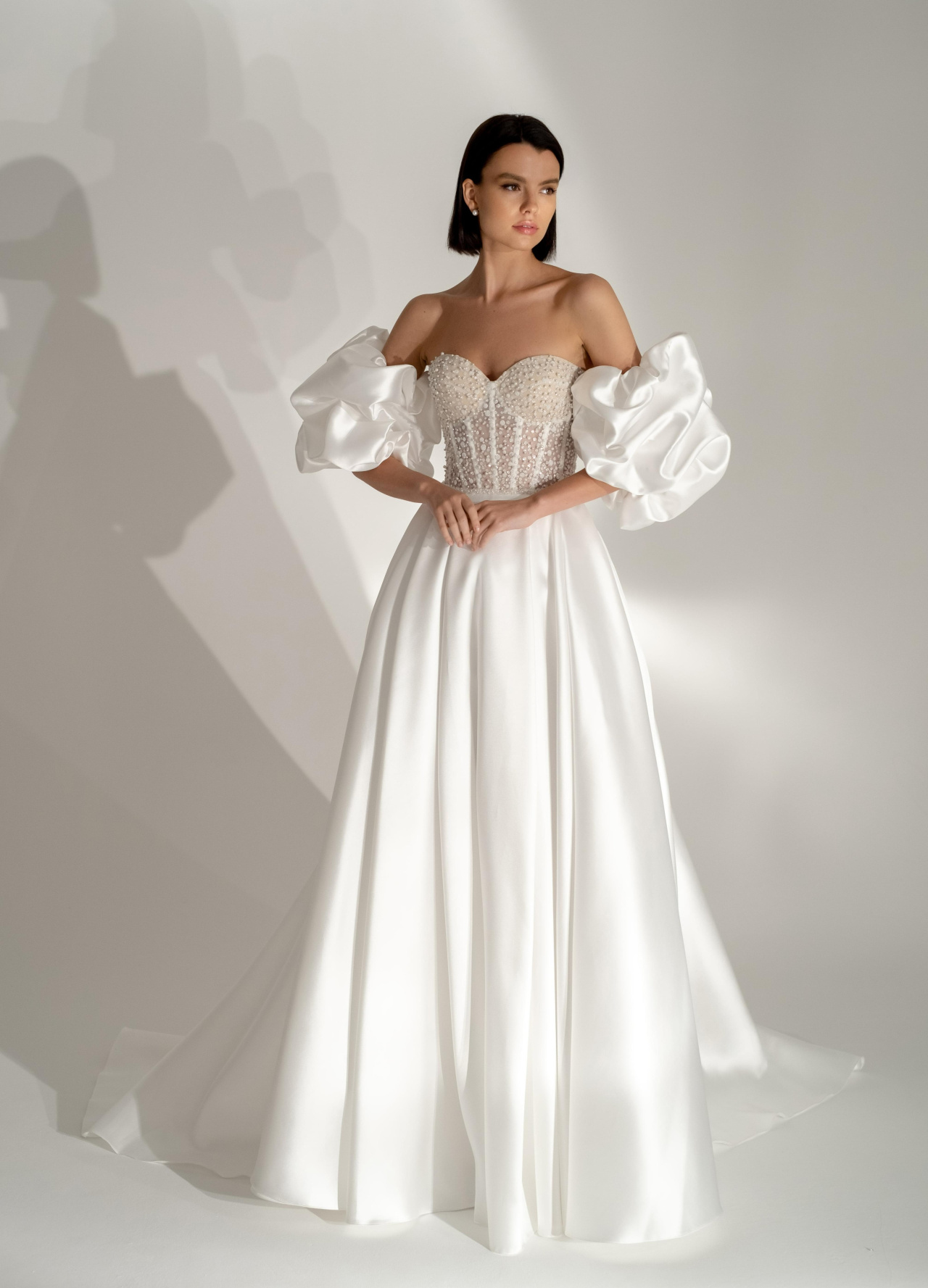 Атласное свадебное платье с жемчужным корсетом фото