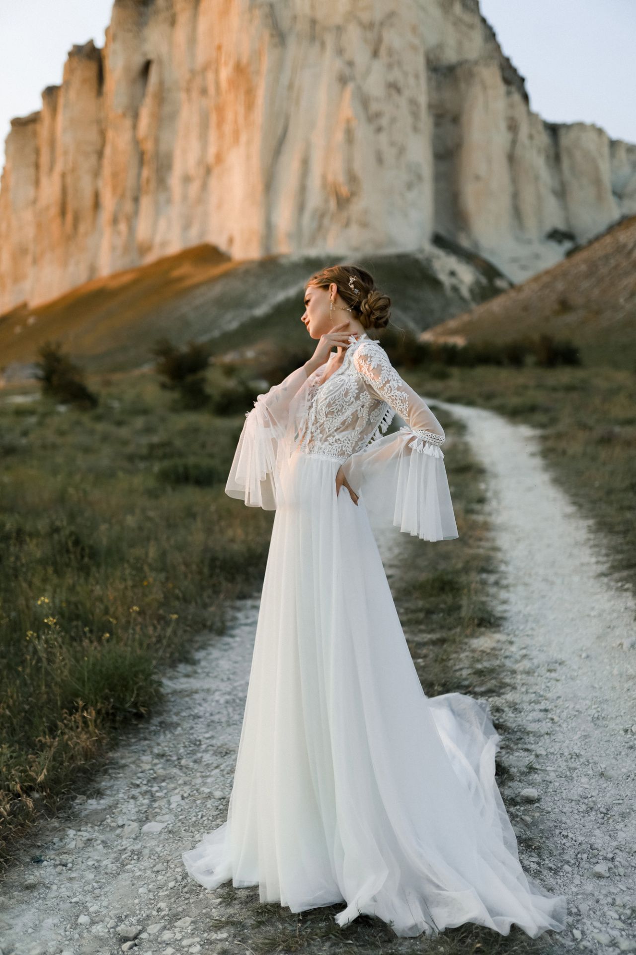 Свадебное платье бохо с расклешенными рукавами фото