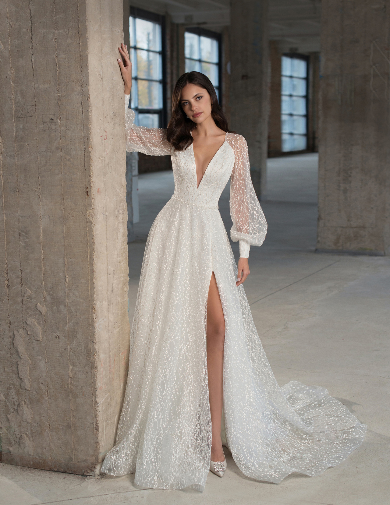 Сверкающее свадебное платье с объемными рукавами фото