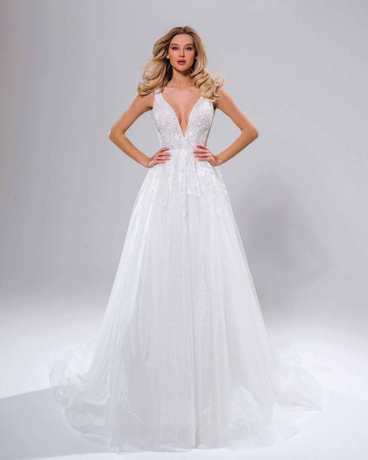 Расшитое свадебное платье с декольте фото