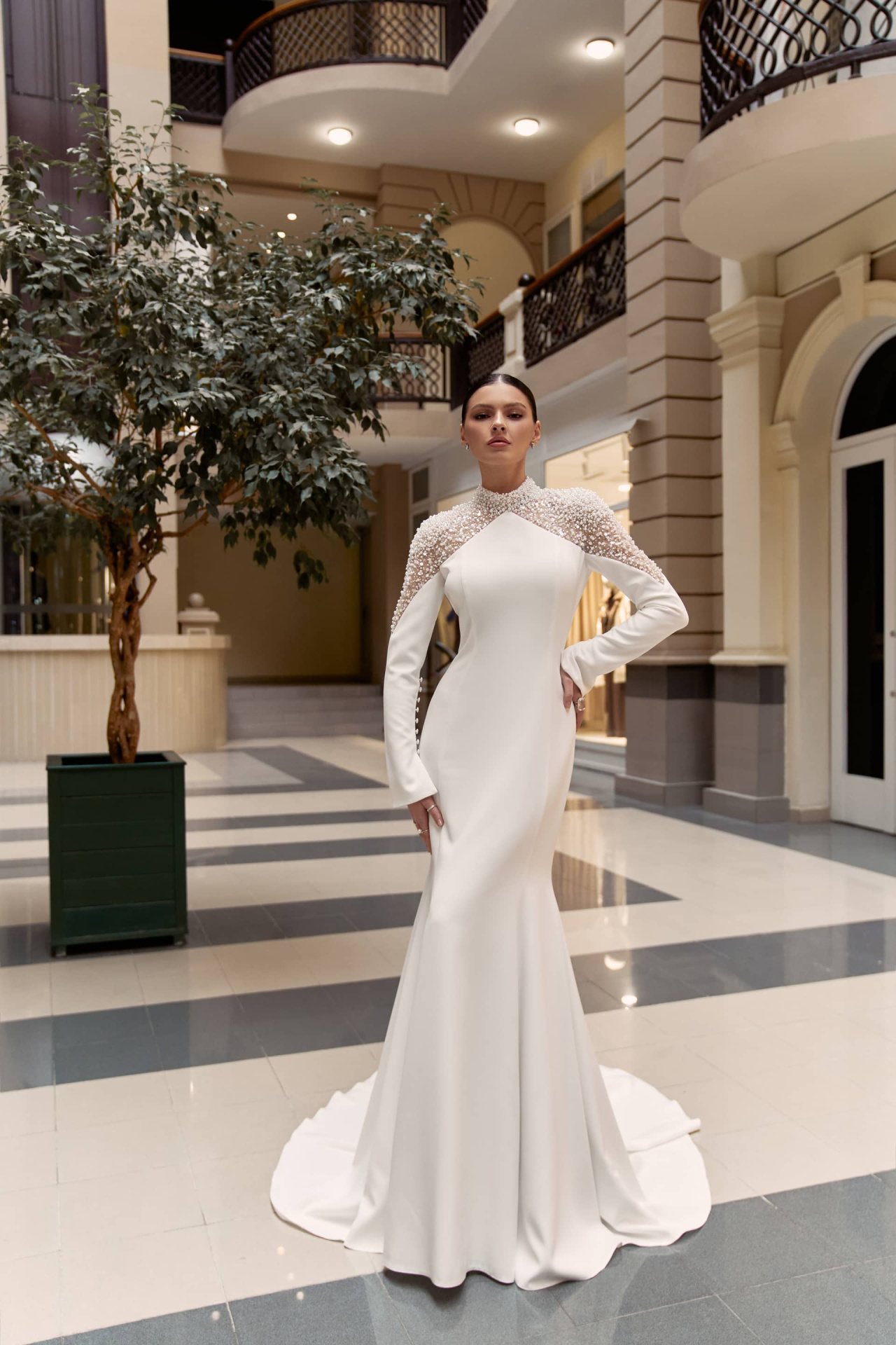 Силуэтное минималистичное свадебное платье с декором из жемчуга фото