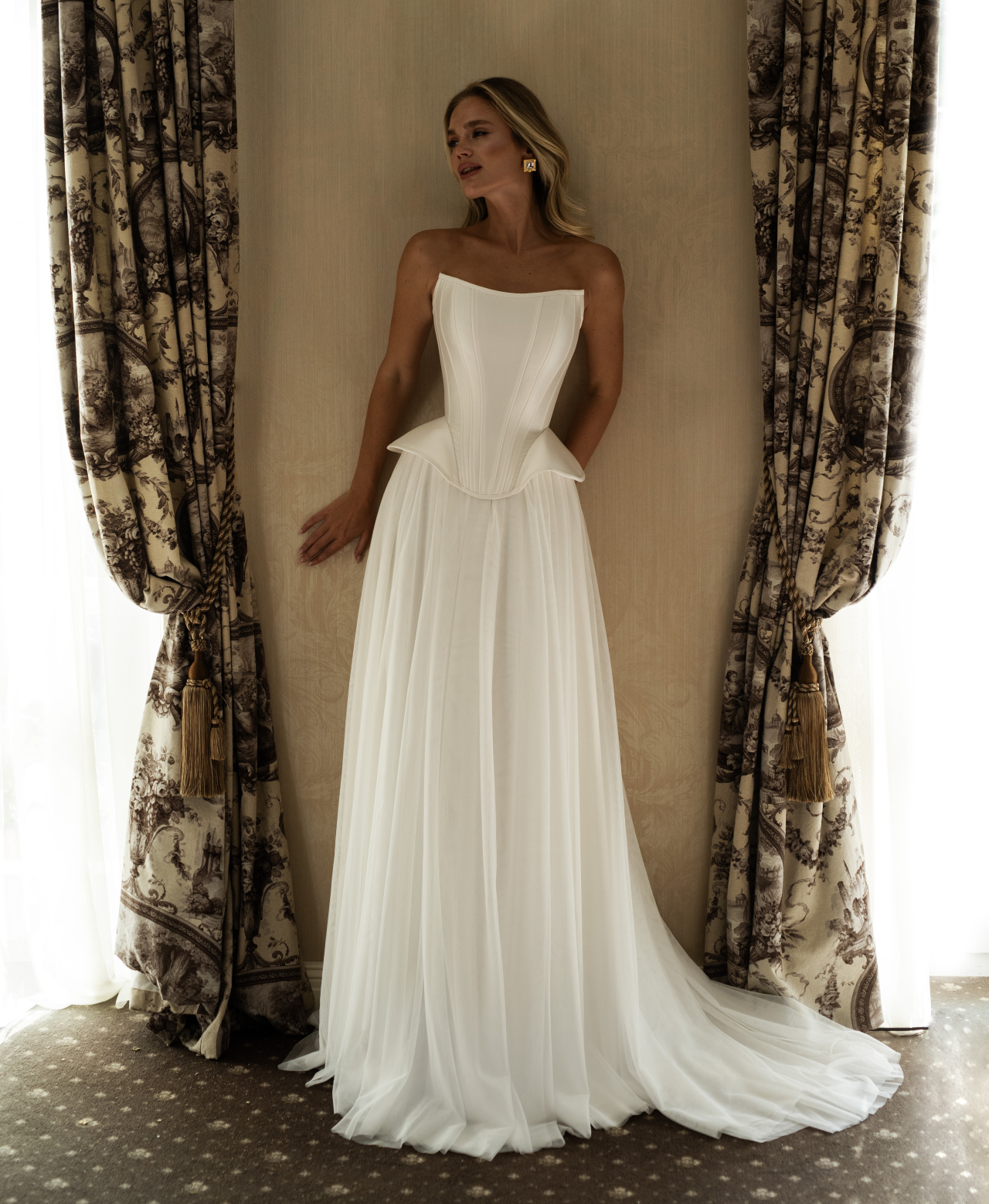 Стильный свадебный комплект с корсетом и шифоновой юбкой фото