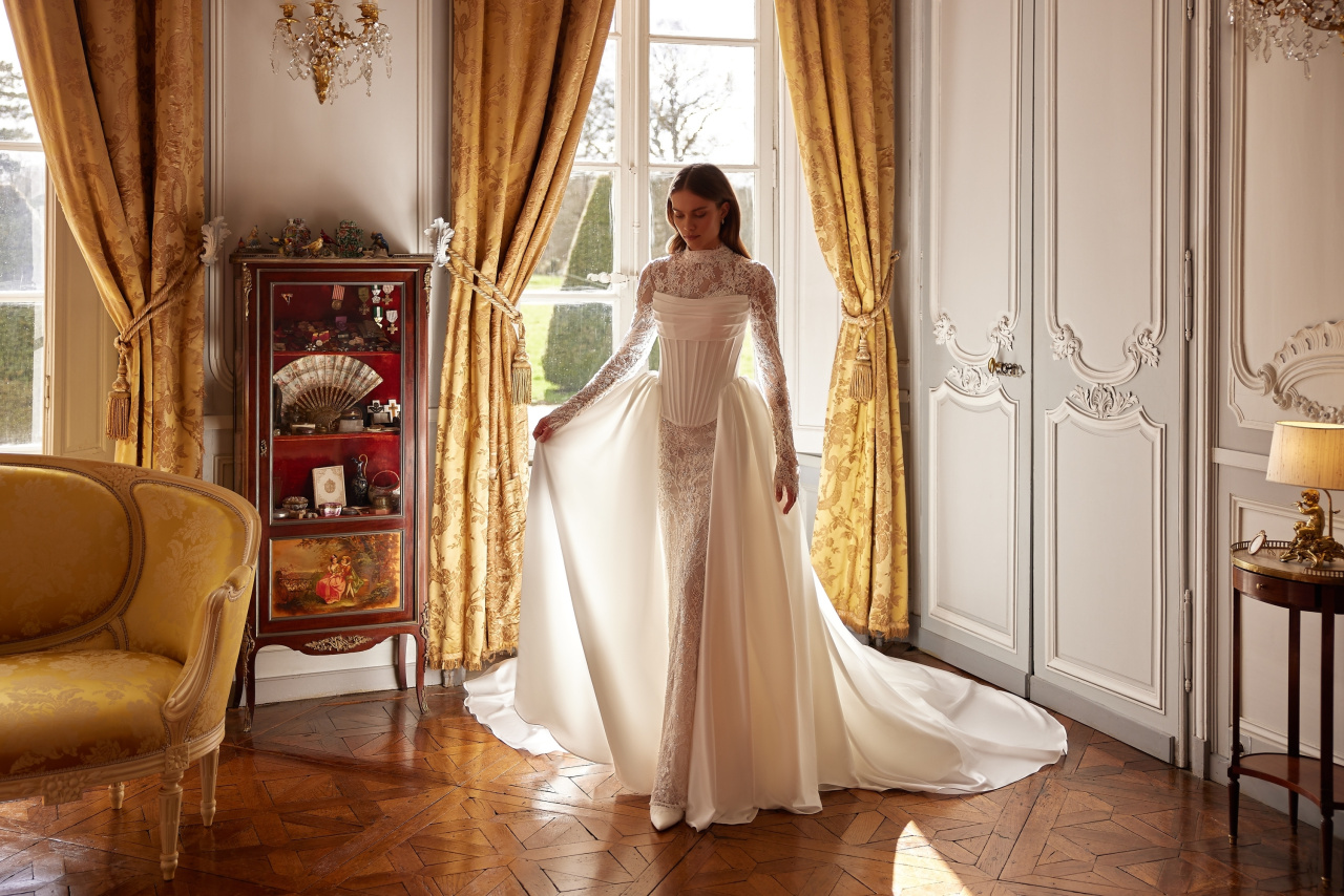 Комплект из кржевной русалки и съемного корсета с притачным шлейфом фото