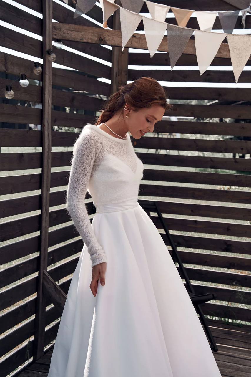 Укороченный шерстяной свитер с жемчужными пуговицами на спинке