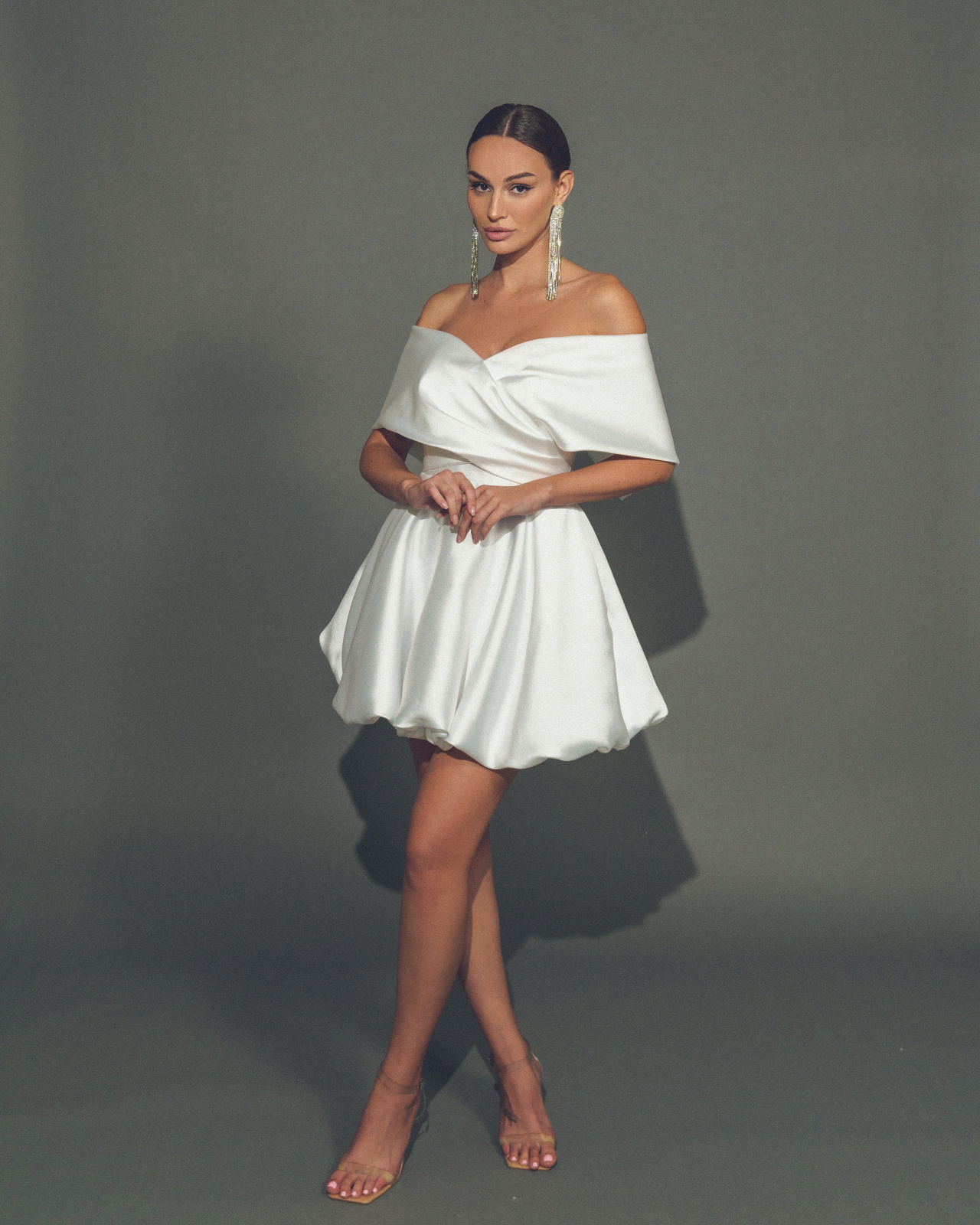 Короткое свадебное платье со спущенными плечами фото