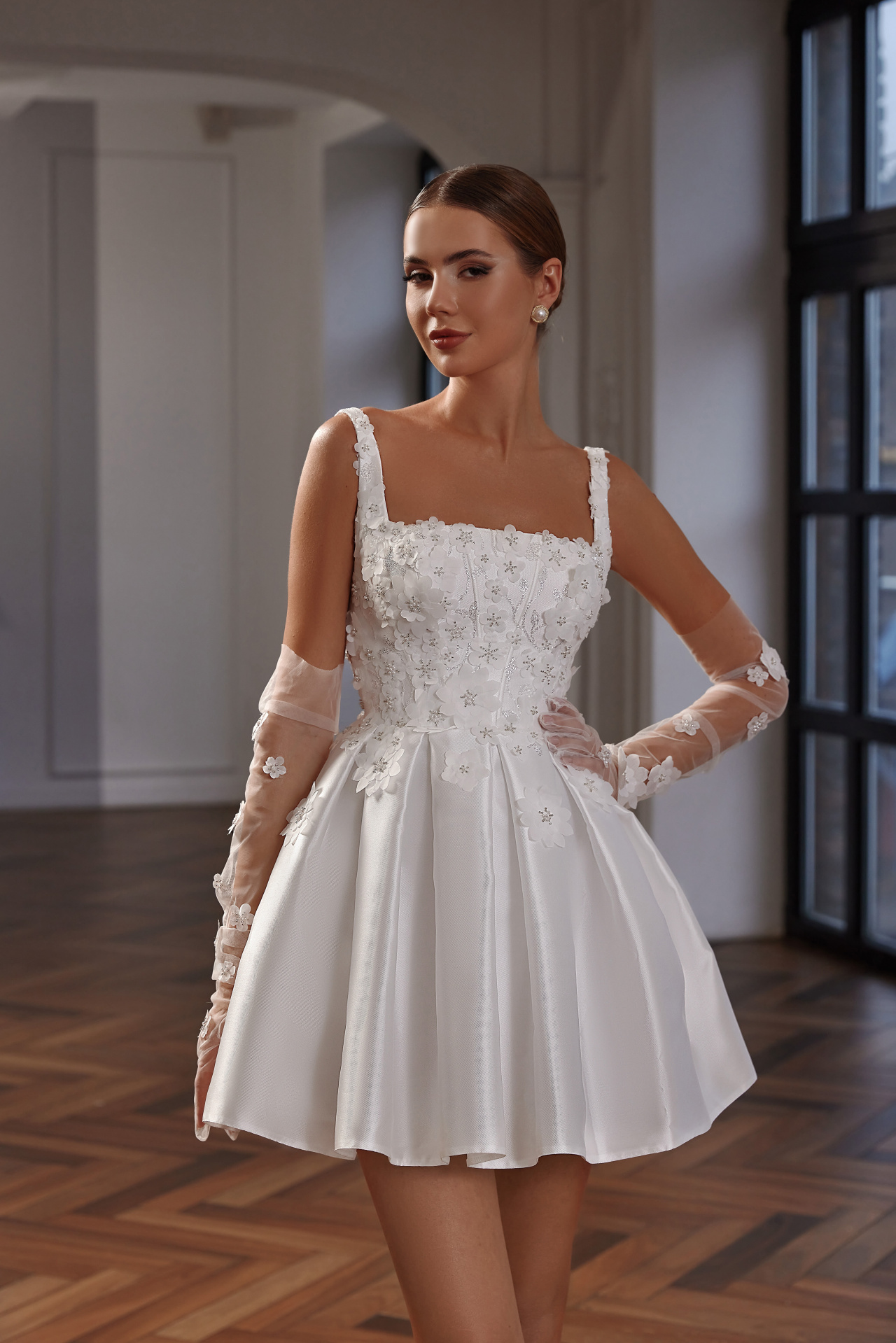 Атласное свадебное платье мини с цветочным кружевом фото