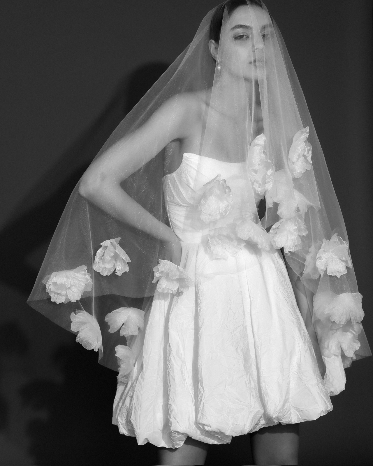 Стильное короткое свадебное платье из тафты фото