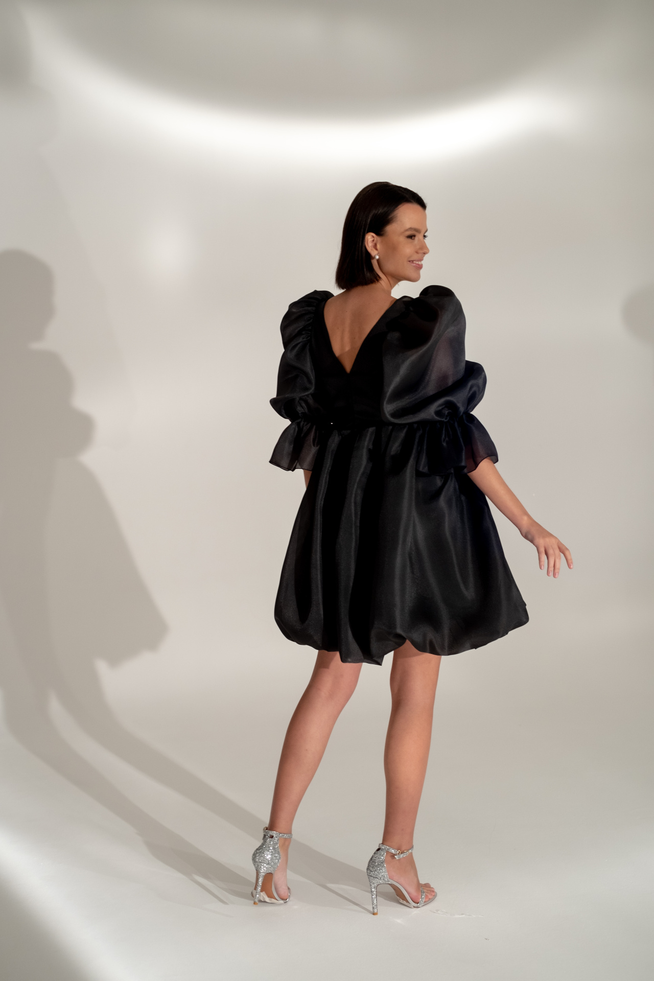 Короткое чёрное платье с объемными рукавами фото