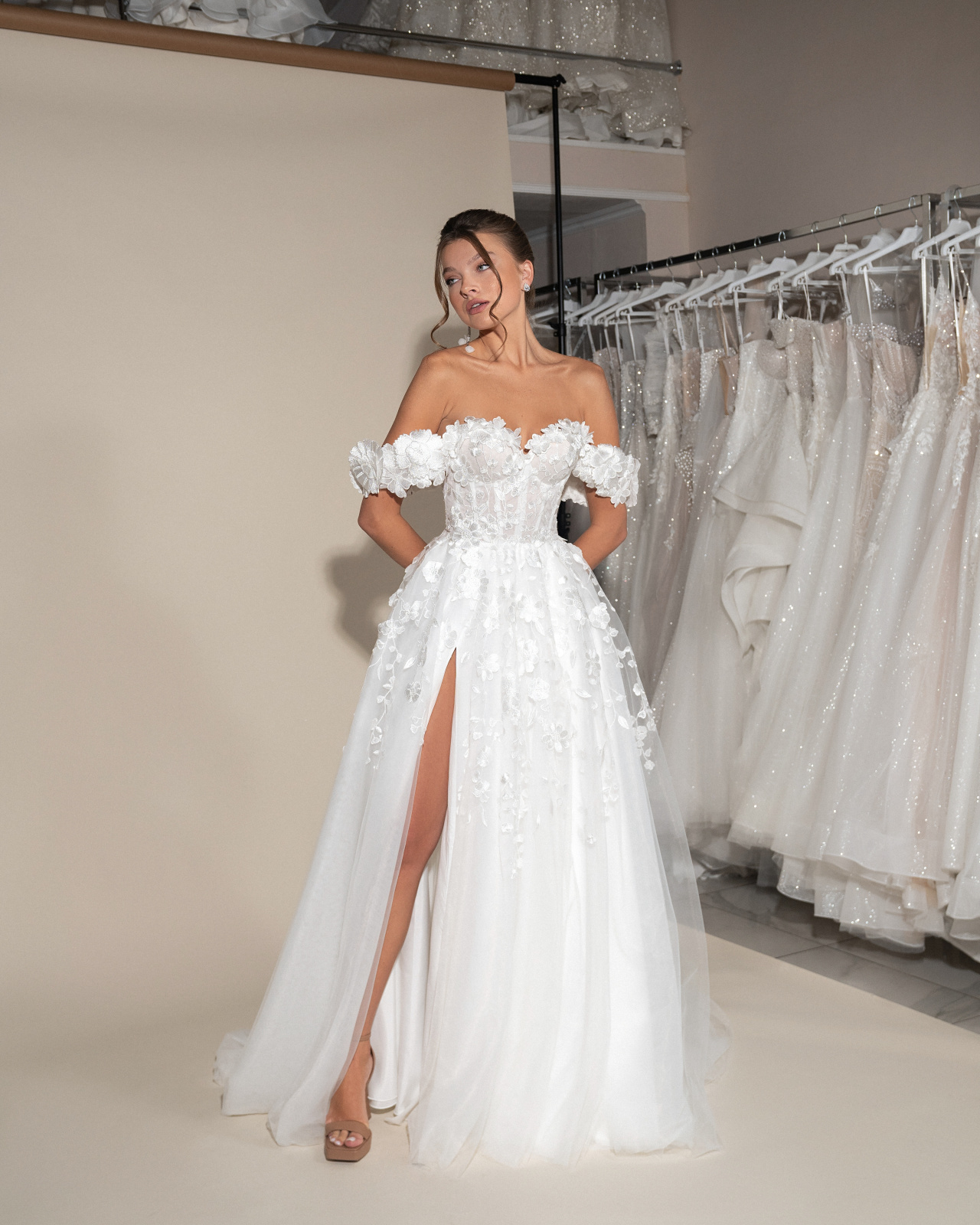 Нежное свадебное платье с разрезом фото