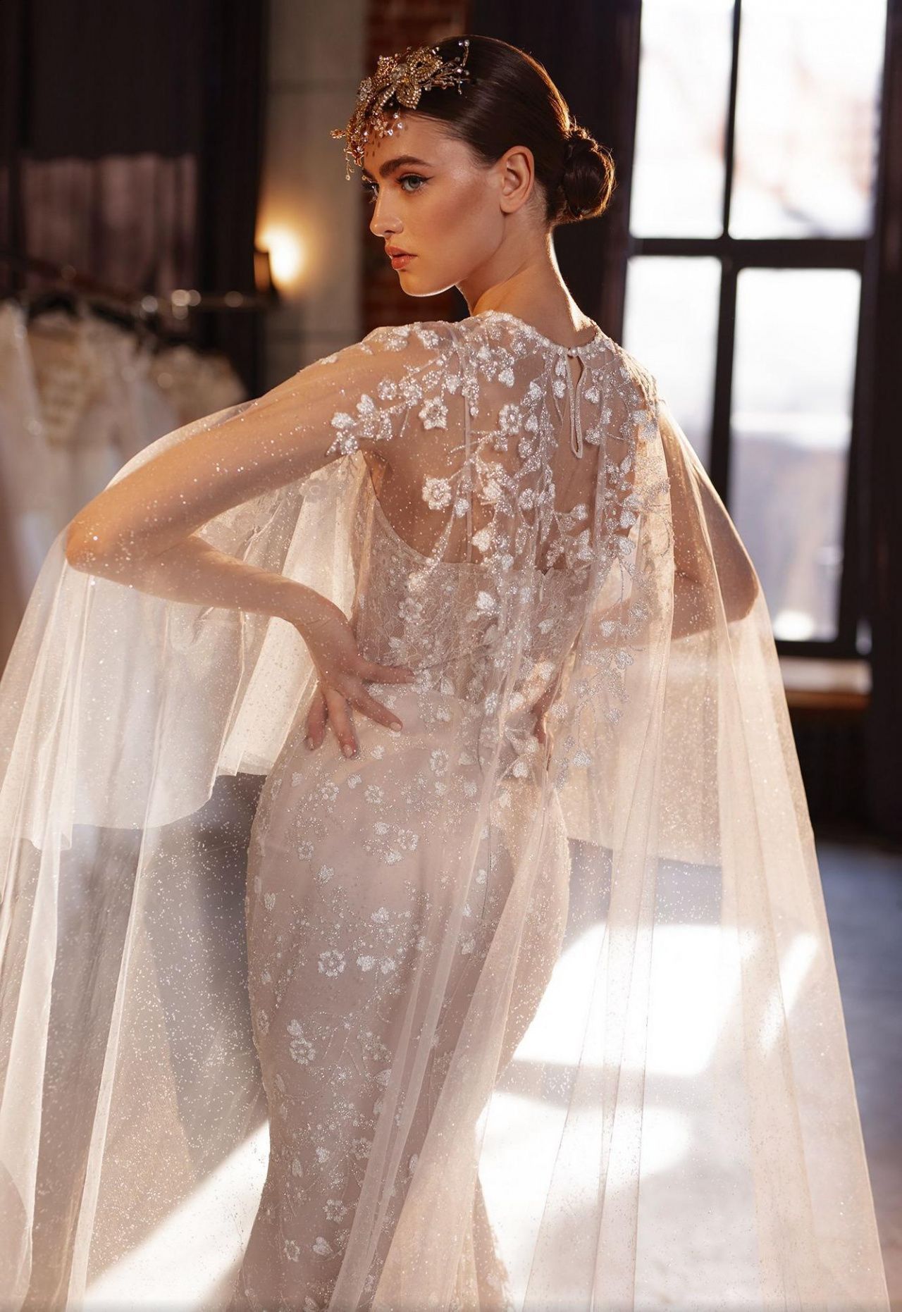 Кружевное свадебное платье рыбка с кейпом фото