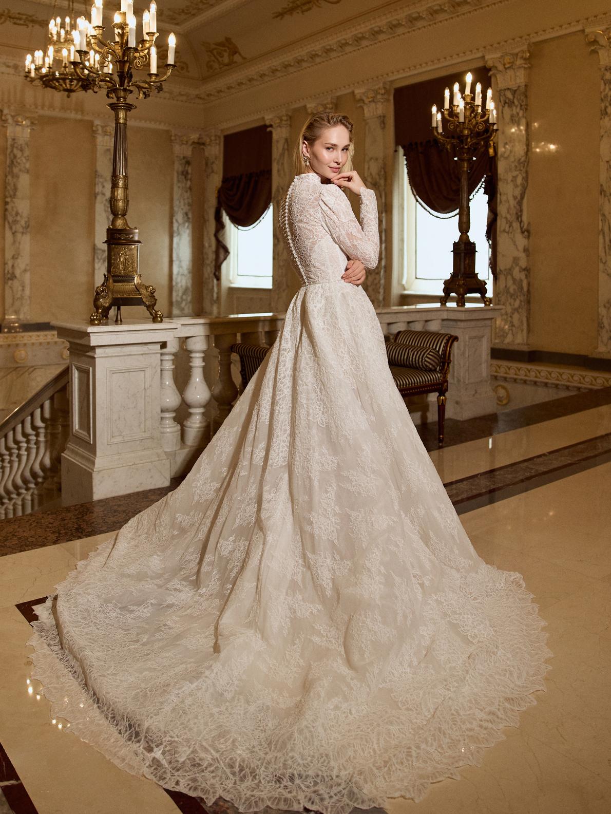 Закрытое кружевное свадебное платье cо шлейфом фото