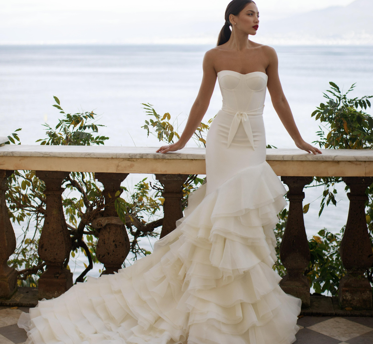 Роскошное свадебное платье с многоярусной юбкой фото