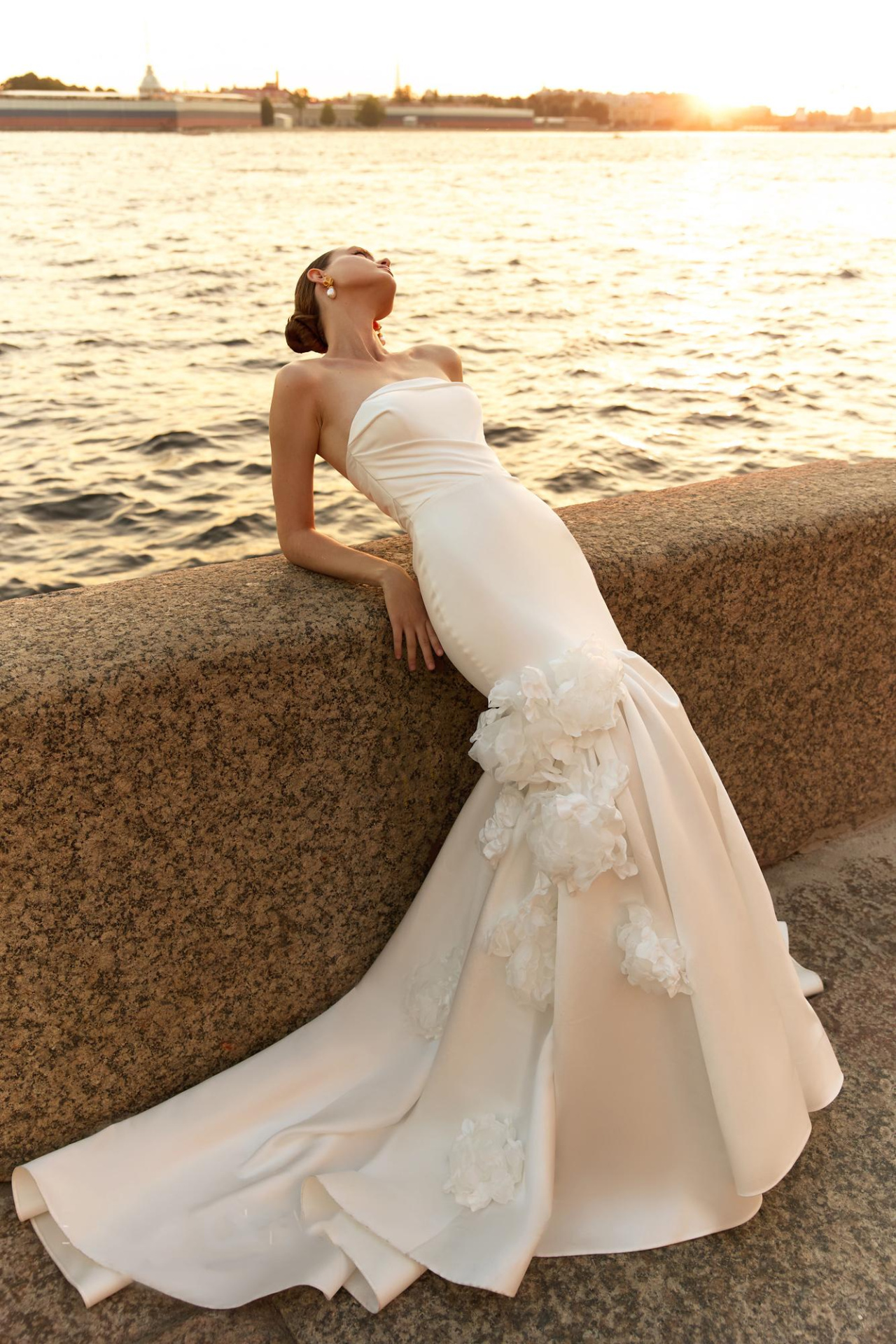 Роскошное свадебное платье русалкая с объемными цветами фото