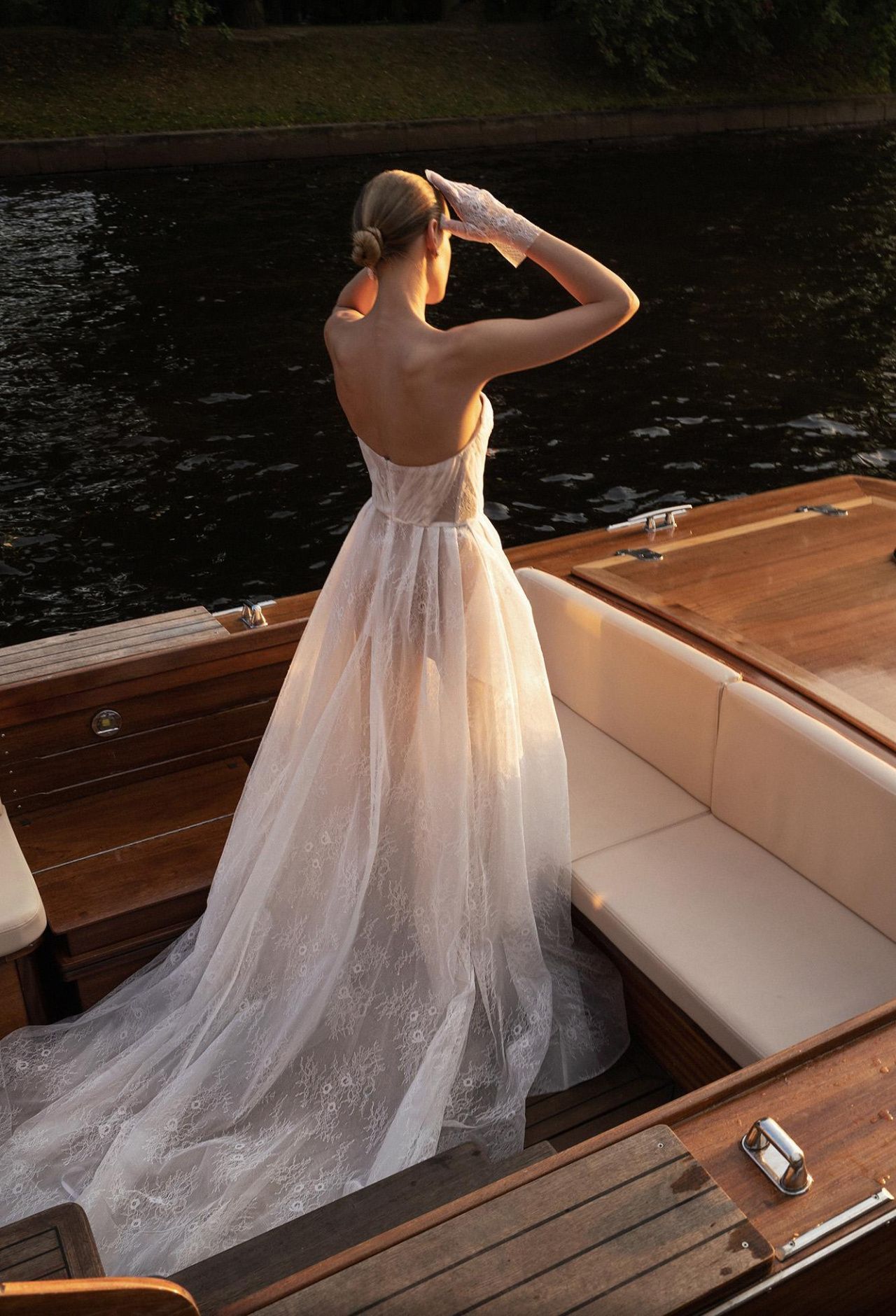 Свадебное платье в кружеве шантильи фото