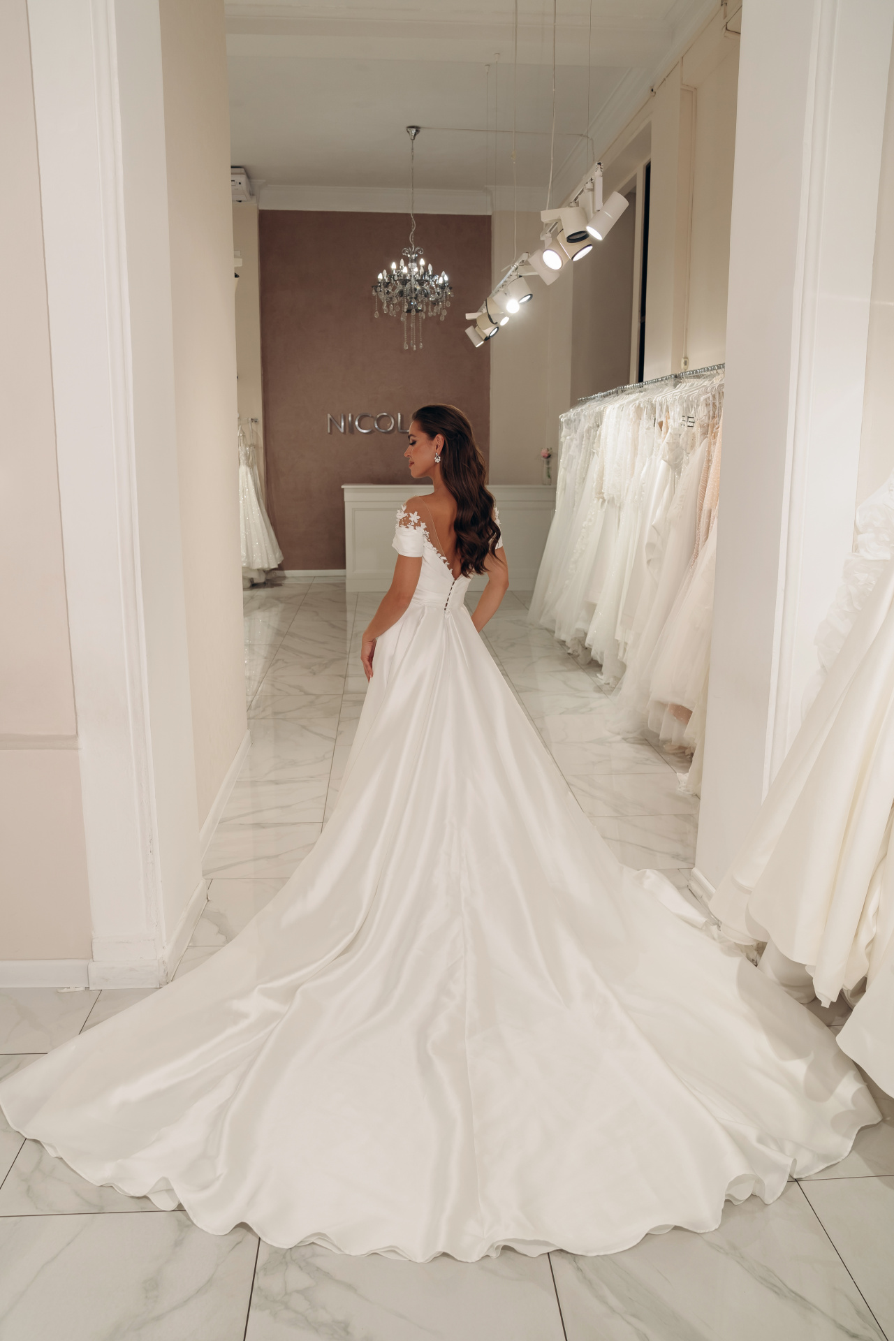 Атласное свадебное платье с длинным шлейфом и декором по лифу фото