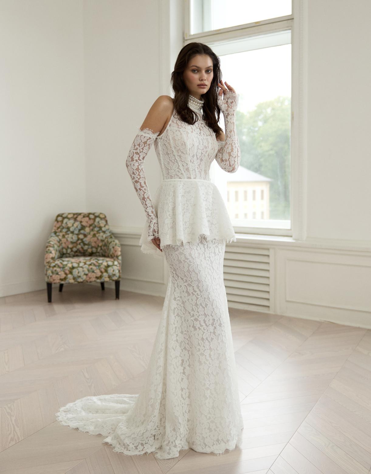 Кружевное закрытое свадебное платье с баской фото