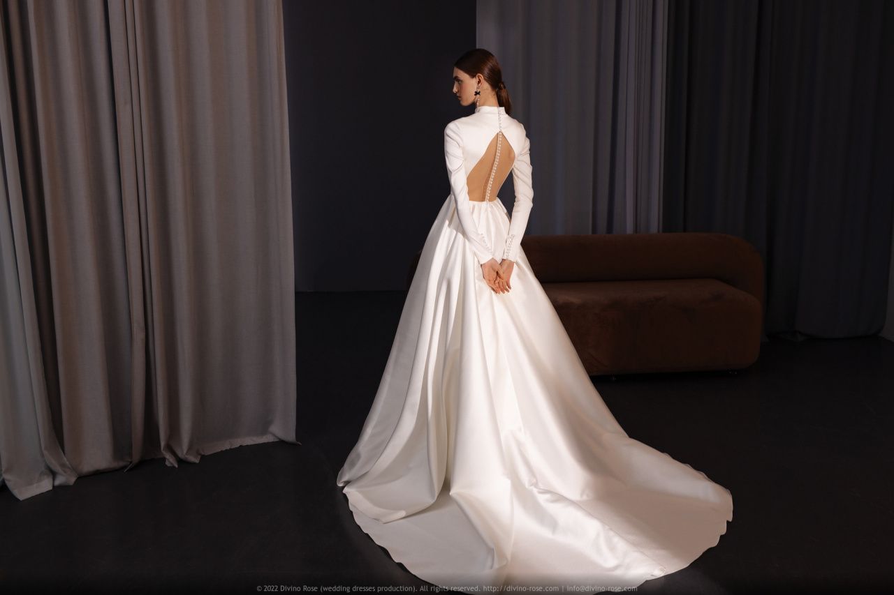 Закрытое атласное платье фото