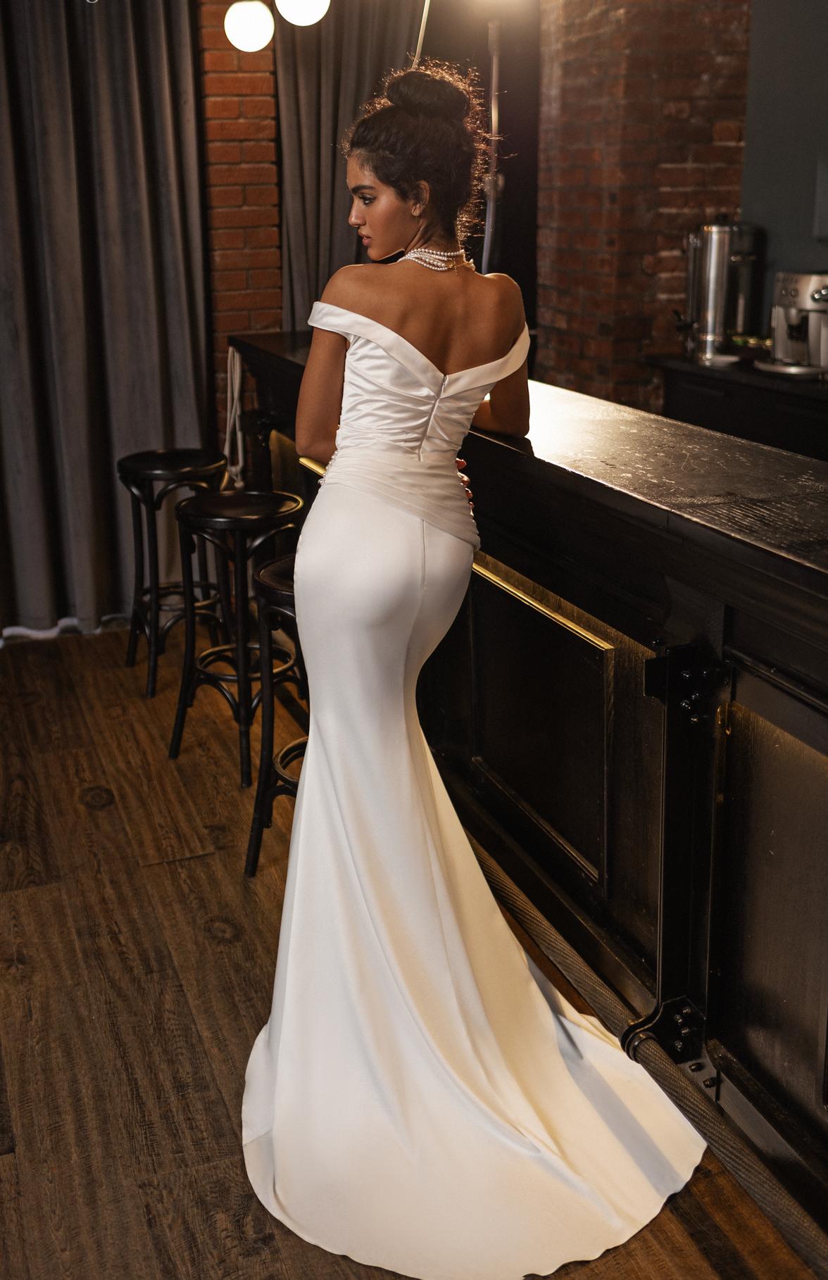 Атласное свадебное платье рыбка со спущенными плечами фото