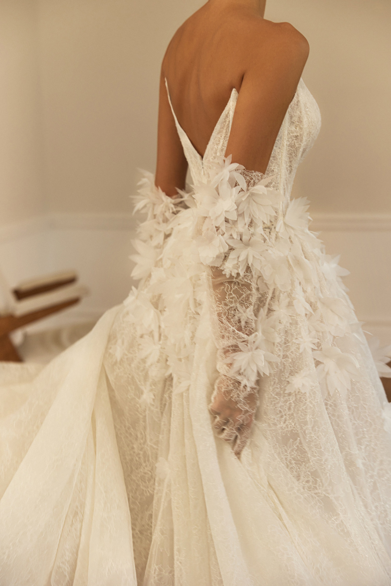 Эффектное свадебное платье с объемными цветками фото