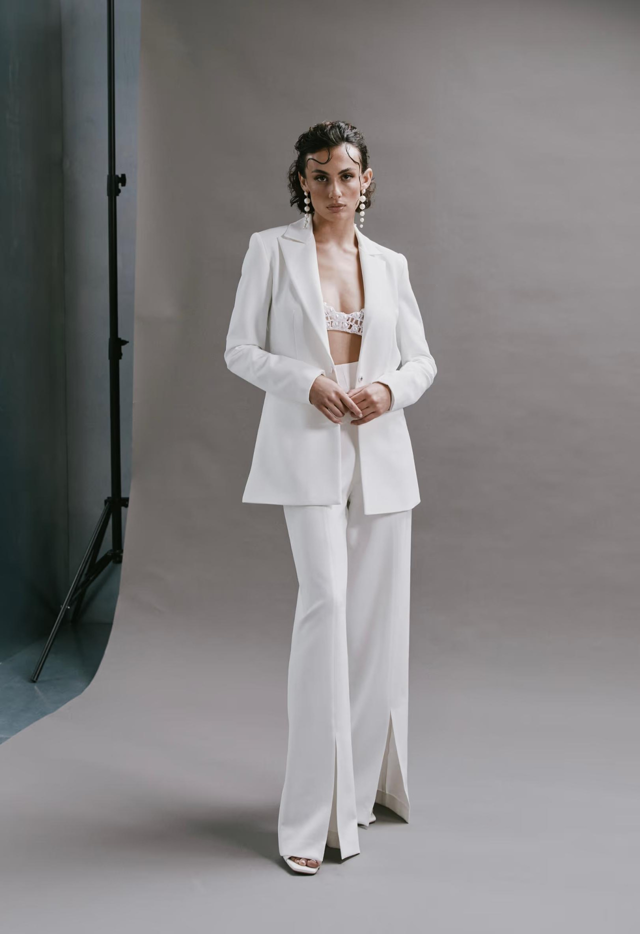 Стильный брючный свадебный костюм фото