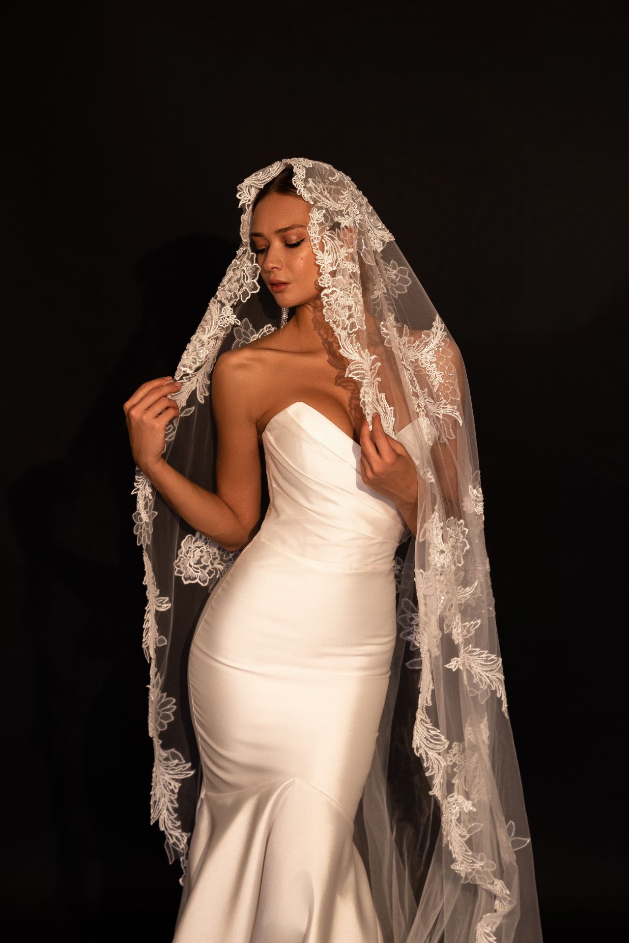 Свадебная фата с красивым кружевом у лица фото