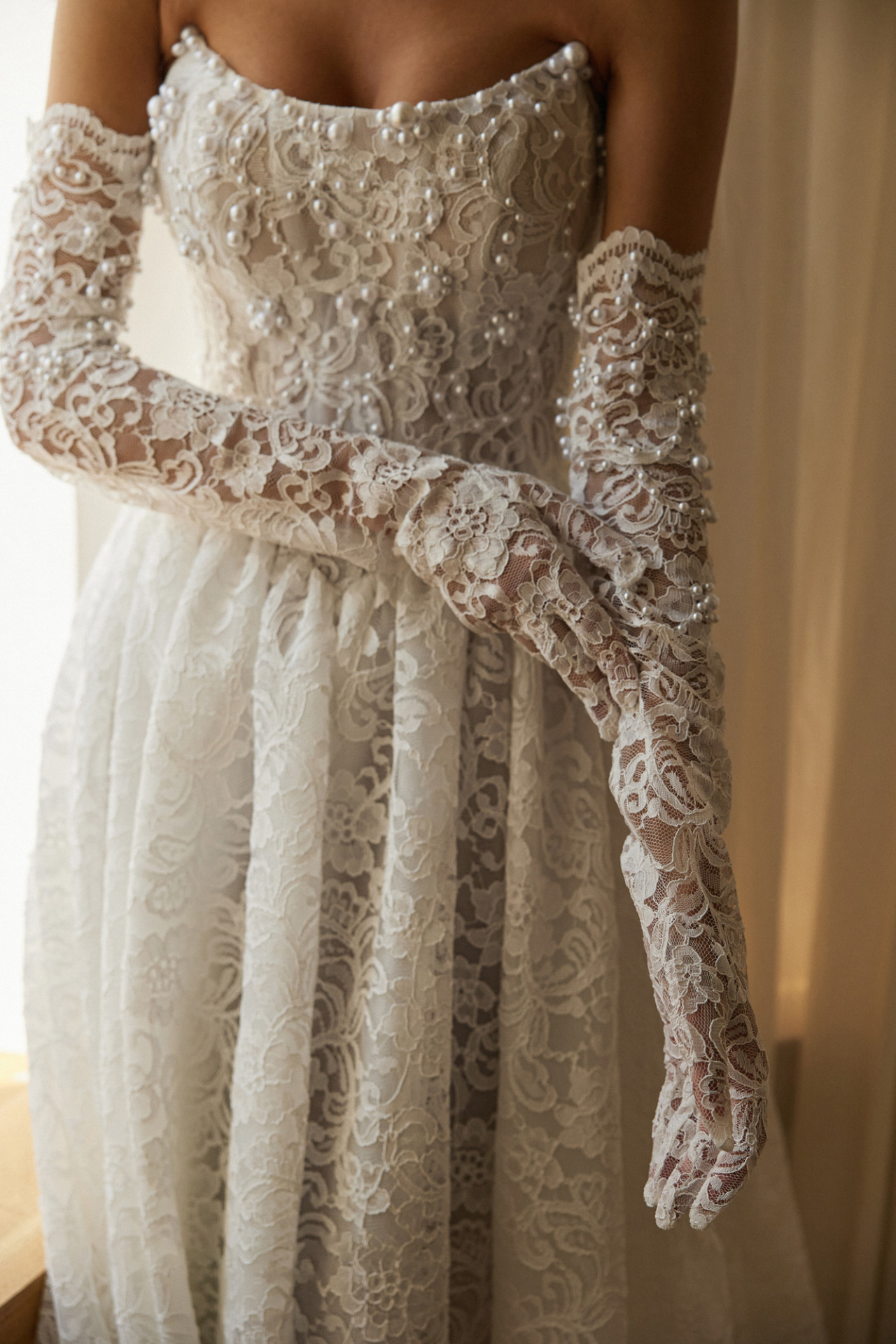 Кружевное корсетное свадебное платье с перчатками фото