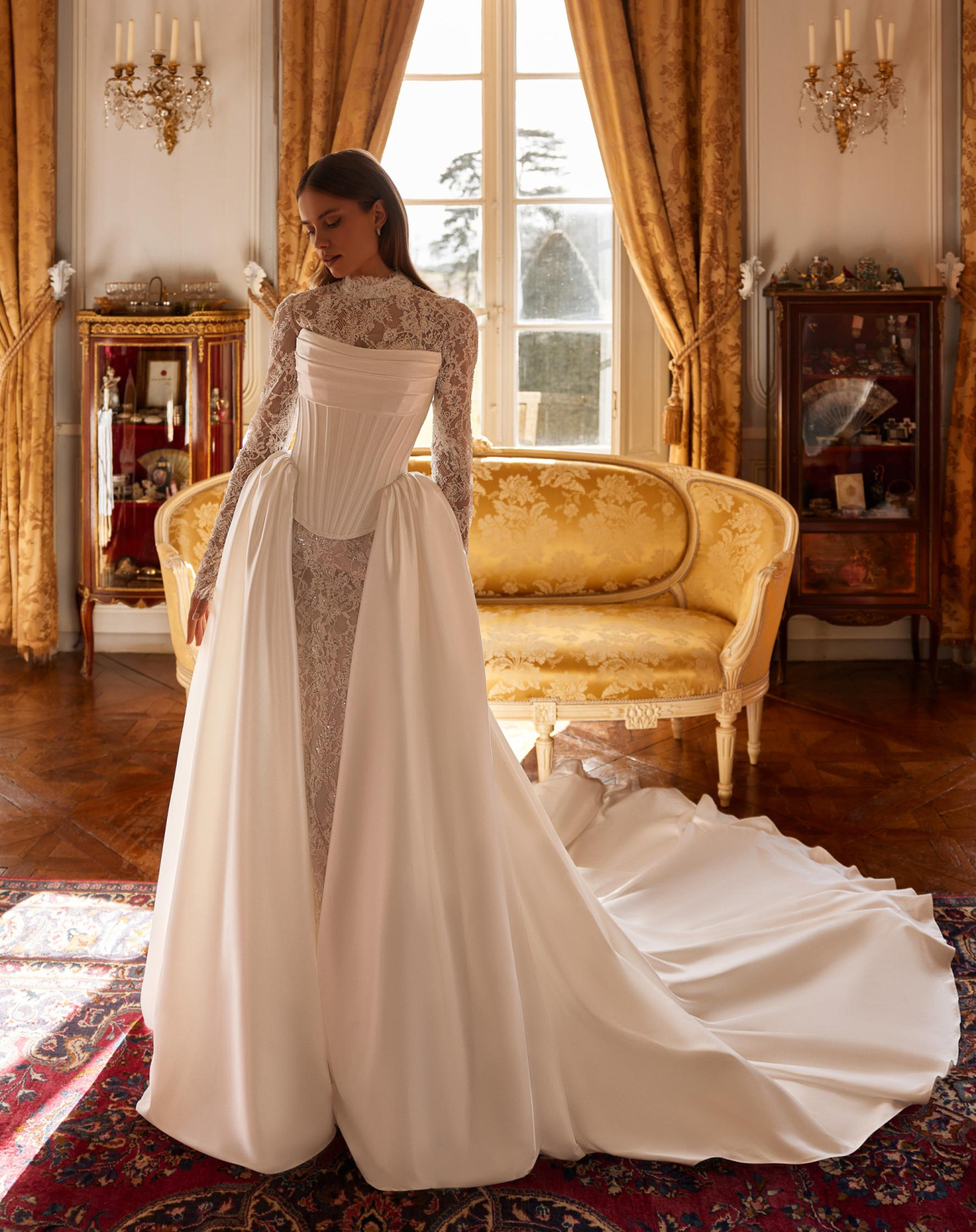 Комплект из кржевной русалки и съемного корсета с притачным шлейфом фото