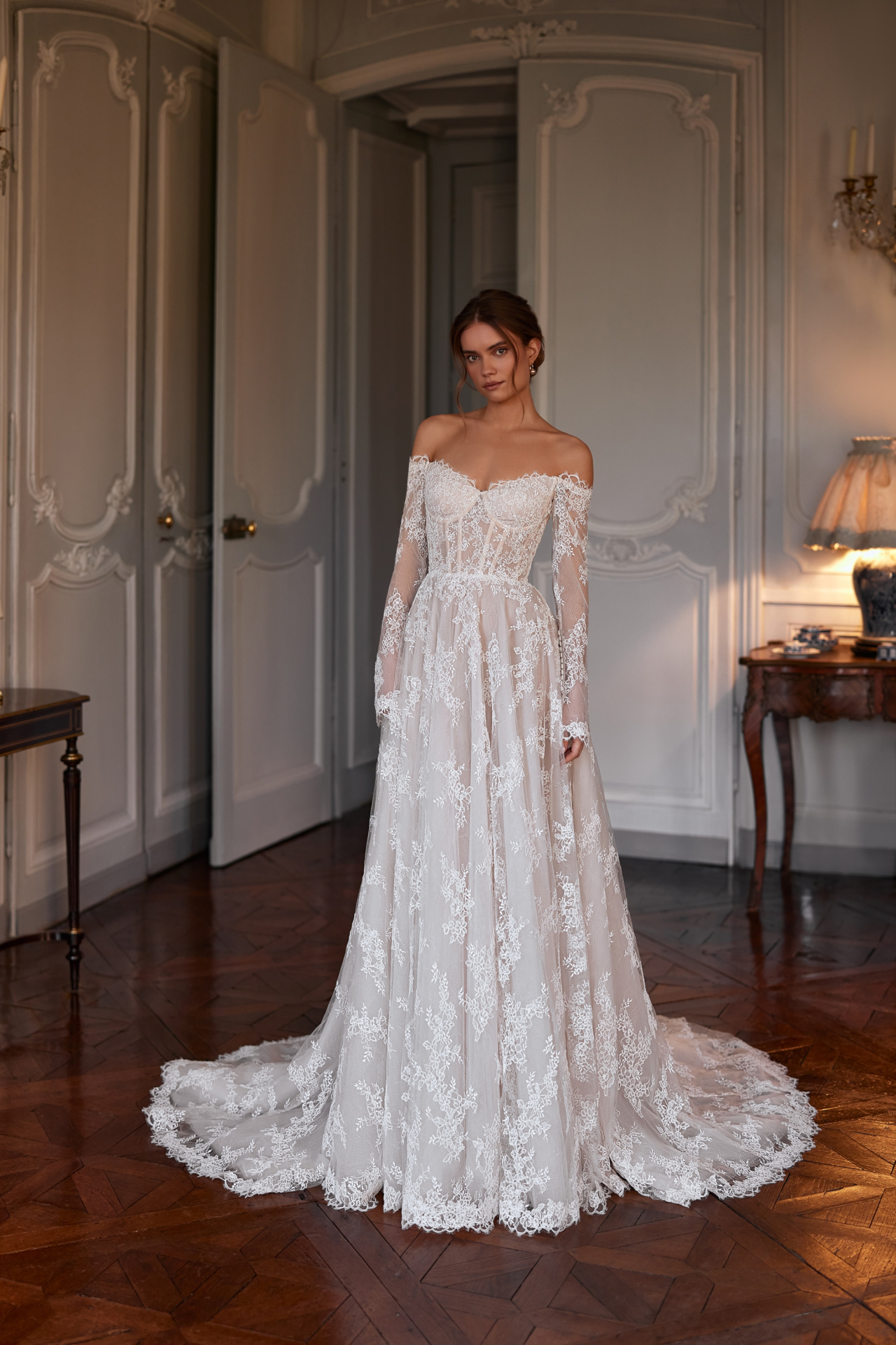 Кружевное свадебное платье с рукавами и шлейфом фото