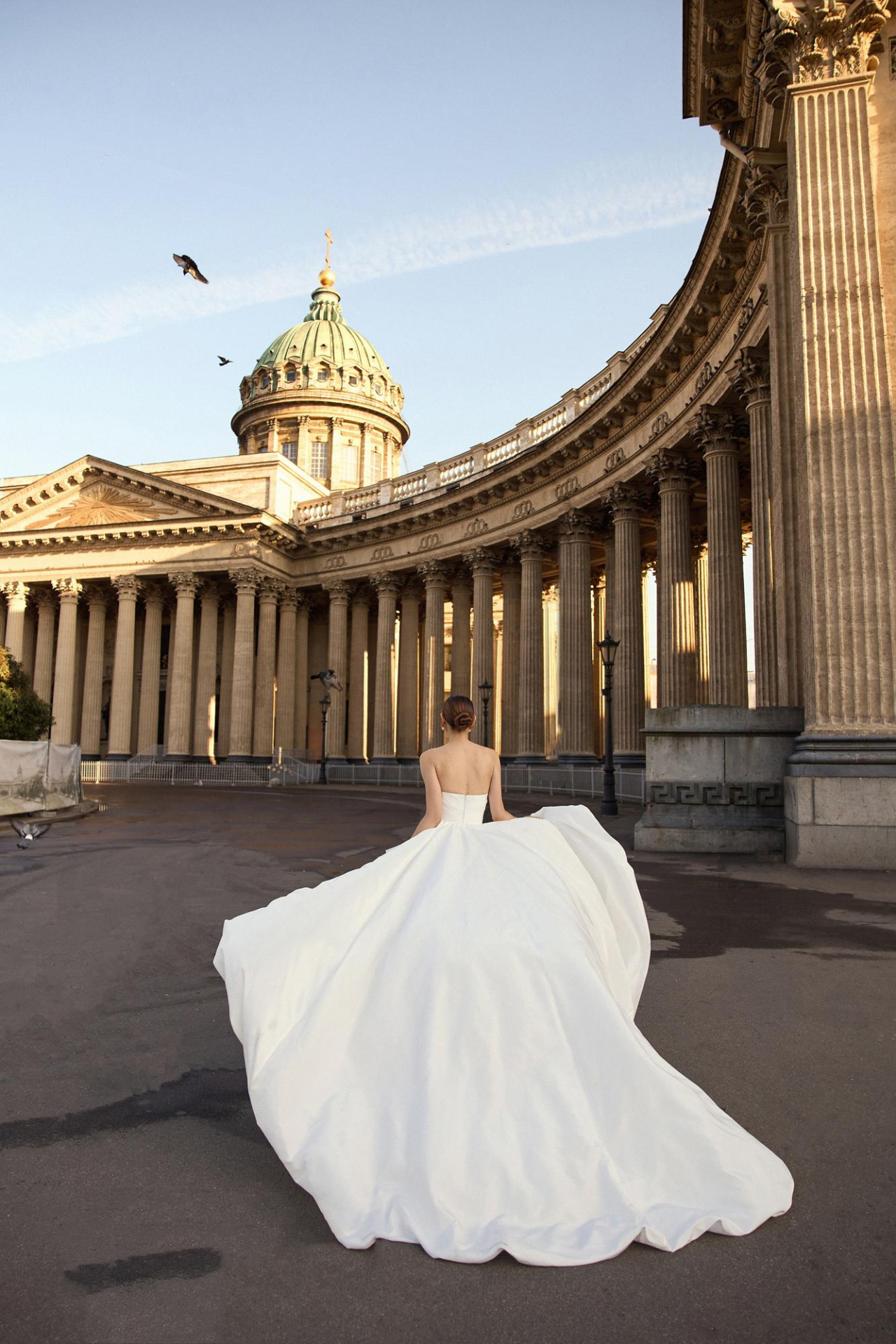 Стильное свадебное платье с необычной юбкой фото