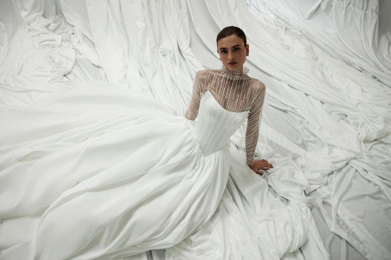 Атласное свадебное платье принцесса с болеро фото