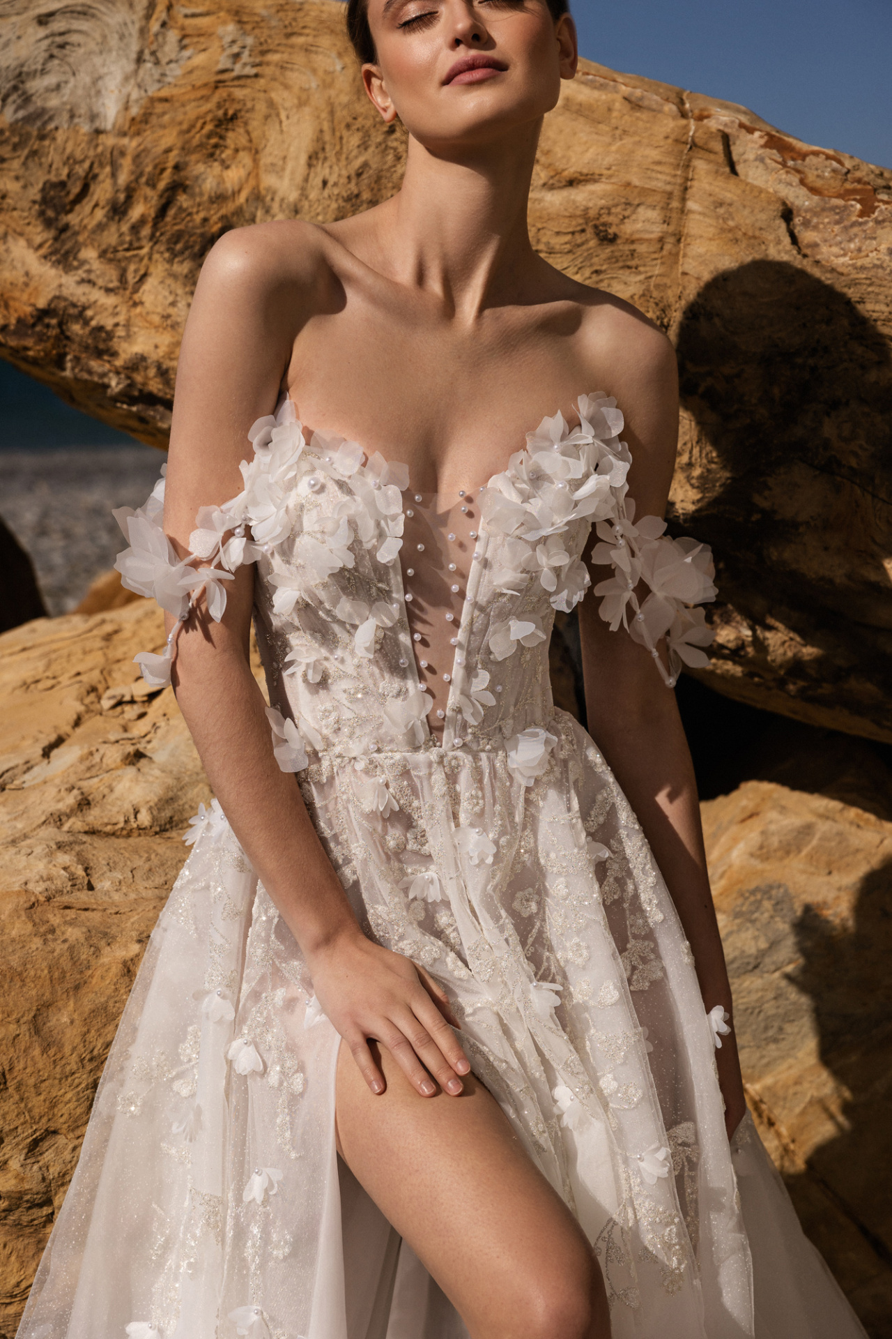 Сверкающее свадебное платье расшитое объемными цветами фото