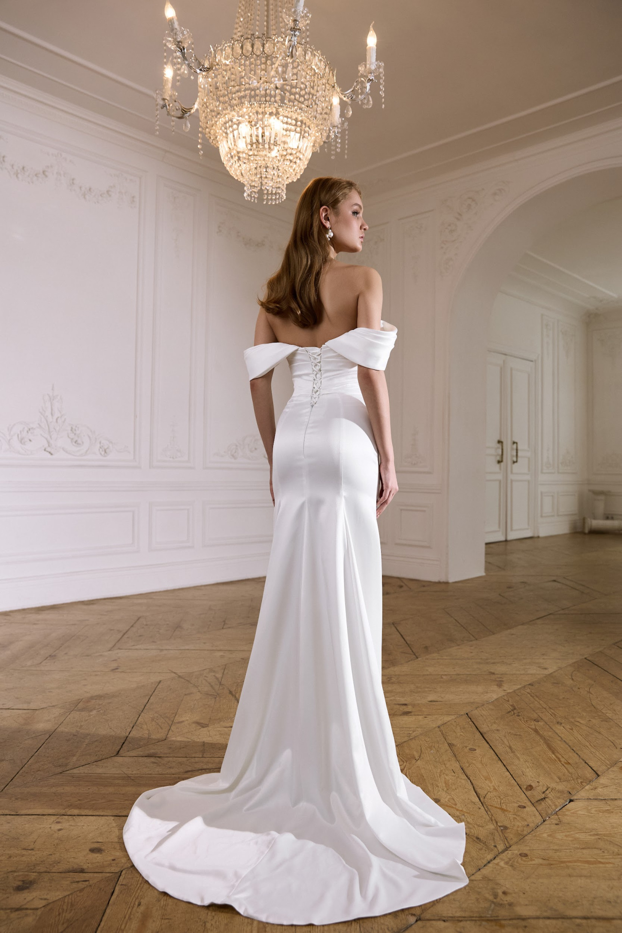 Атласное свадебное платье рыбка с драпировкой на талии фото