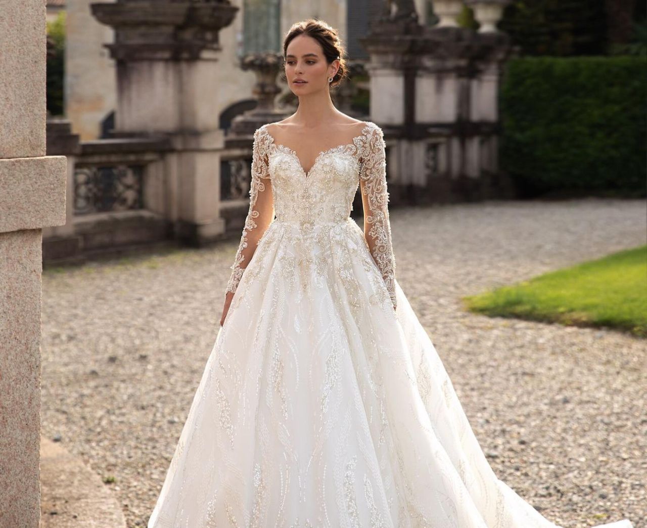 Свадебное платье с кружевными рукавами, расшитое жемчугом и стеклярусом фото