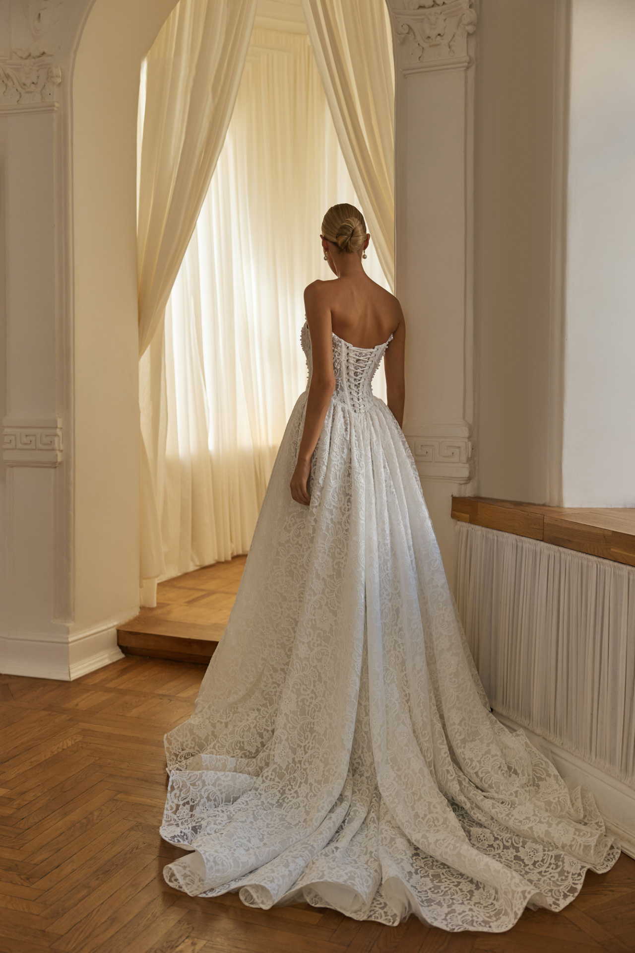 Кружевное корсетное свадебное платье с перчатками фото