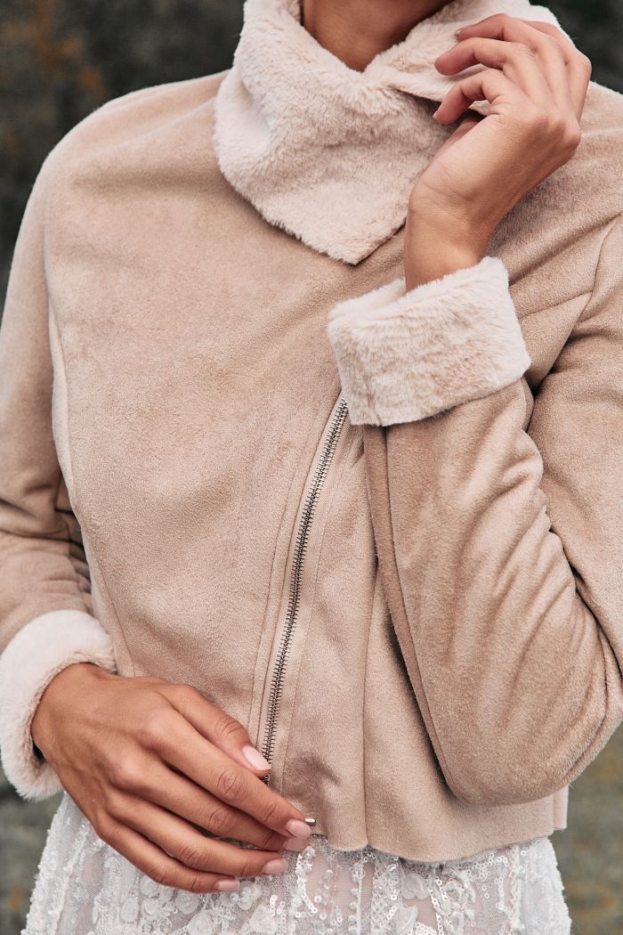 Бежевая короткая дубленка