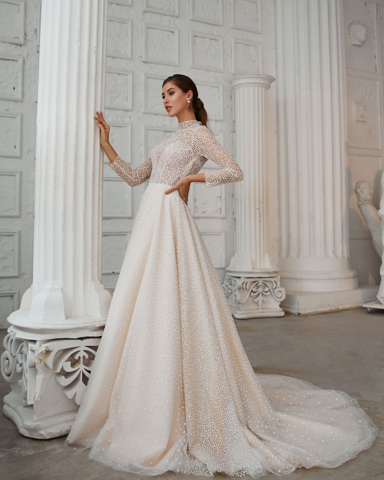 Закрытое блестящее свадебное платье с рукавами фото