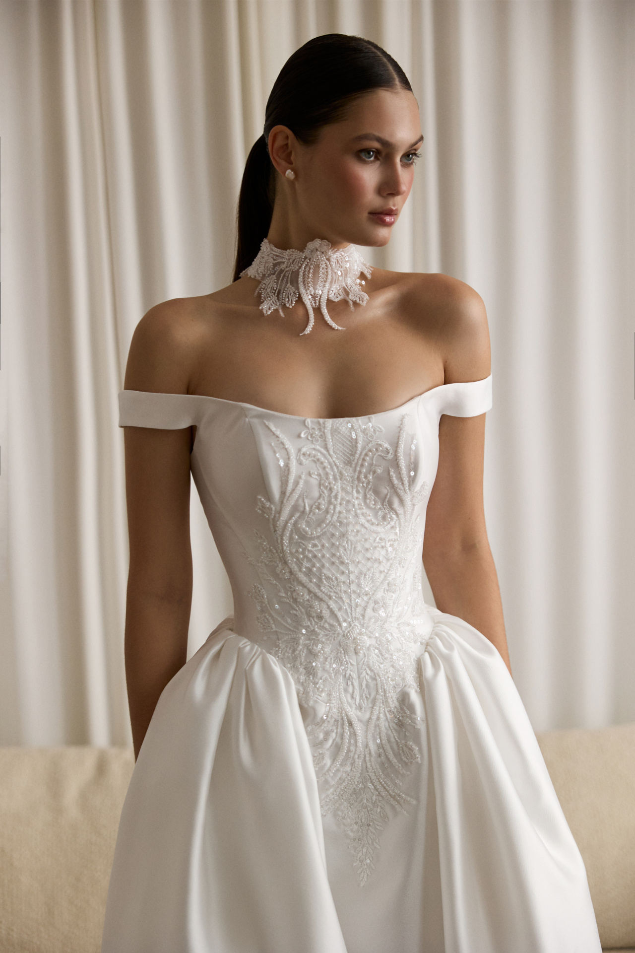 Королевское свадебное платье из атласа фото