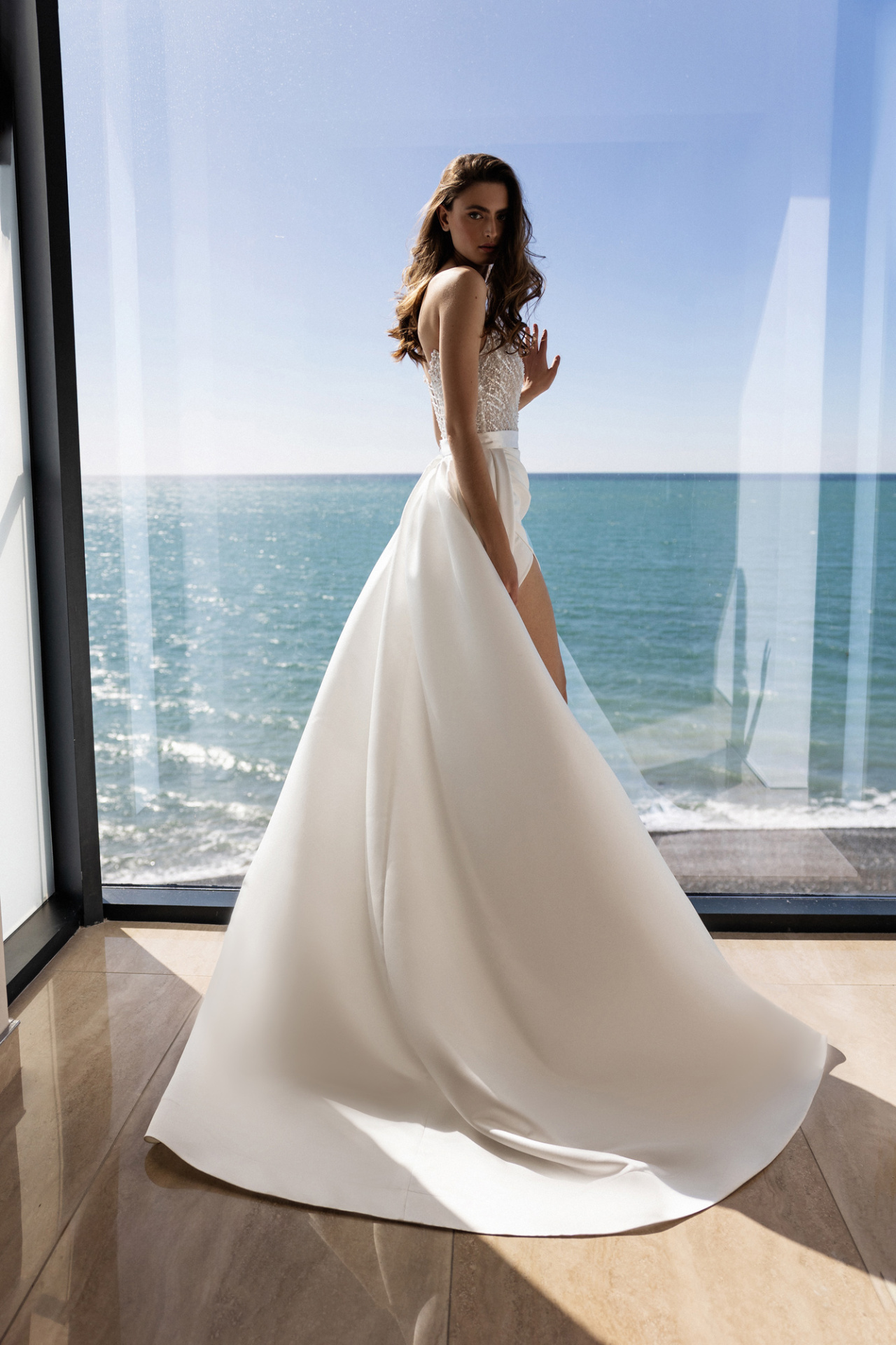 Стильное свадебное платье со съемной атласной юбкой фото