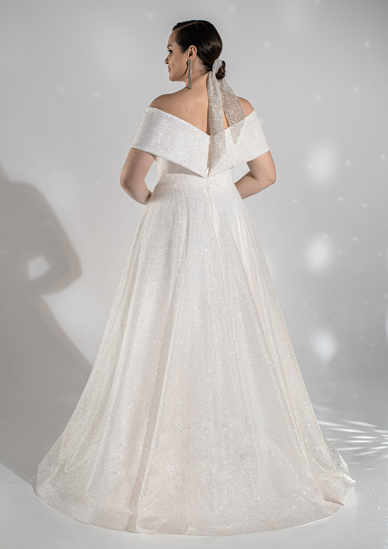 Свадебное платье со спущенными плечиками плюс сайз фото