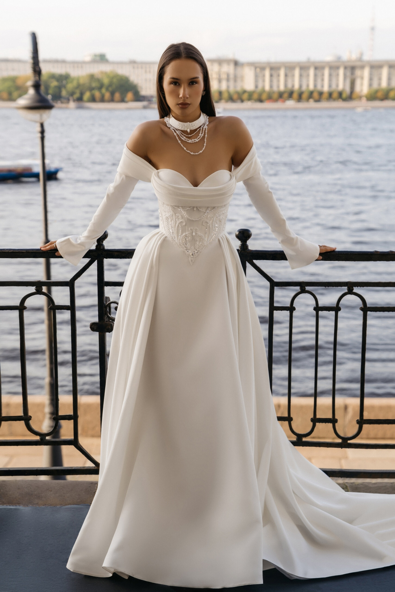 Атласное свадебное платье с объемной вышивкой фото